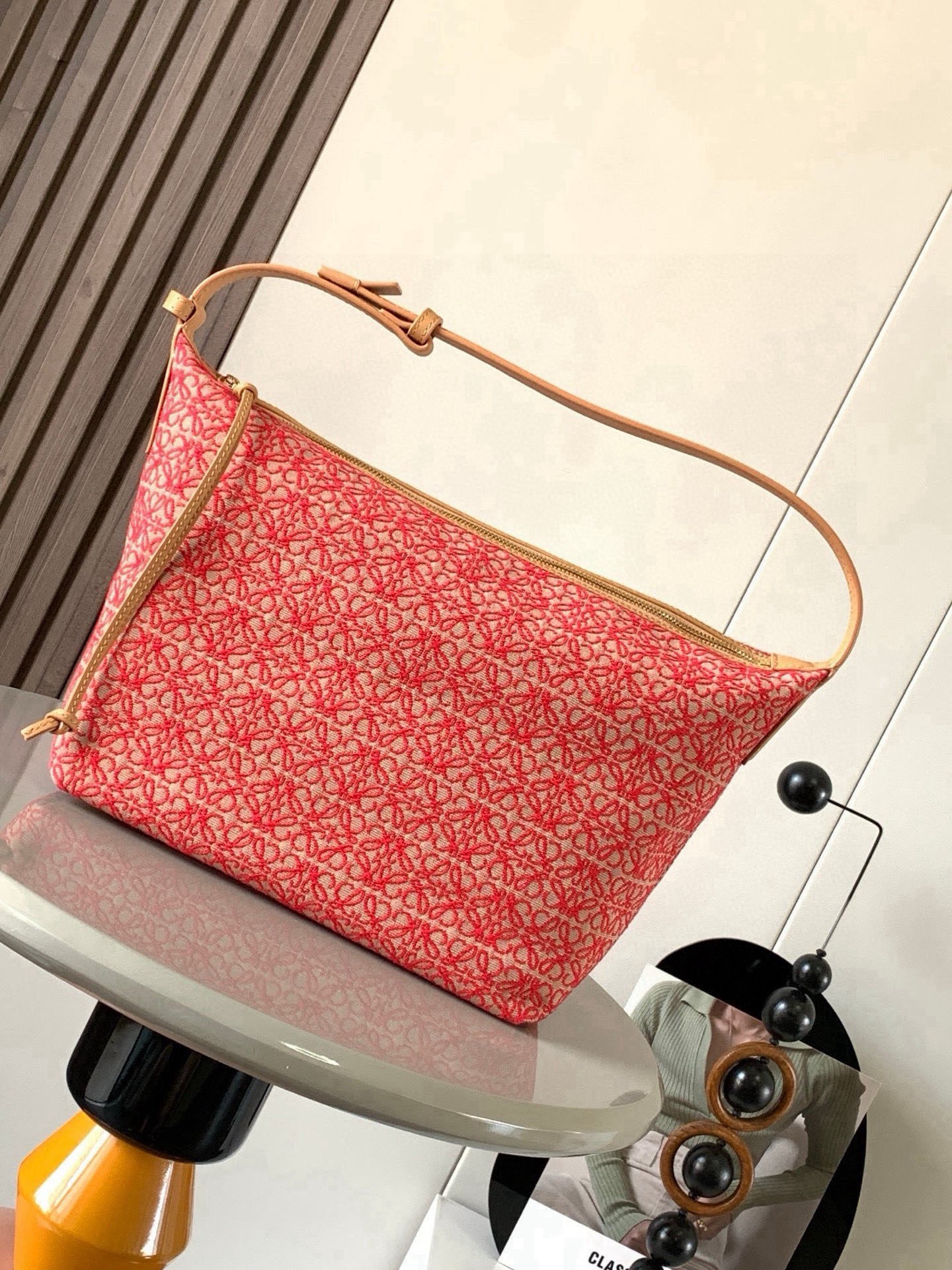 NO:854265,[Gift] Anagram jacquard and cow leather Cubi handbag large lunch bag ~ Cubi lunch box bag The happiness of this season is given by Cubi!  L0ewe's latest popular underarm bag, the Cubi embroidered design, has a sense of luxury. It can produce a wonderful chemical reaction with any plain white T-shirt. The adjustment function of the shoulder straps is also very attentive, without too much tediousness. Just click it lightly to free your hands. It looks good in the hand, under the armpits and on the shoulders. It has a large capacity and is very light!  It’s so cute, come on and start the “street bombing” mode. The Cubi Anagram bag is a roomy shoulder bag with a cow leather base and soft body. This version is made of cow leather and Anagram jacquard!  Large size: 35~21~16CM Style No. 9008 Color Red Flower, Loewe, loewe, cowhide19860909[礼物]Anagram 提花布和牛皮革 Cubi 手袋大号便当包～Cubi饭盒包这一季的快乐是Cubi给的！L0ewe 最新抢手腋下包 Cubi绣花设计自带高级感 随便搭件素色白T都能产生奇妙的化学反应肩带的调节功能也十分用心,没有过多的繁琐,轻轻一扣,解放双手,手提、腋下肩背都好看 容量大、自重还很轻！太可爱了快来开启“炸街”模式Cubi Anagram 包袋是一款宽敞的肩包,带有牛皮革底座和柔软的包身.这个版本采用牛皮革和 Anagram 提花布制成！ 大号尺寸:35~21~16CM 款号9008 颜色红色小花,罗意威,loewe,cowhide,Bag