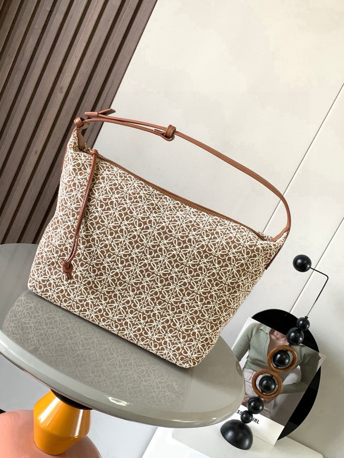 NO:854274,[Gift] Anagram jacquard and cow leather Cubi handbag large lunch bag ~ Cubi lunch box bag The happiness of this season is given by Cubi!  L0ewe's latest popular underarm bag, the Cubi embroidered design, has a sense of luxury. It can produce a wonderful chemical reaction with any plain white T-shirt. The adjustment function of the shoulder straps is also very attentive, without too much tediousness. Just click it lightly to free your hands. It looks good in the hand, under the armpits and on the shoulders. It has a large capacity and is very light!  It’s so cute, come on and start the “street bombing” mode. The Cubi Anagram bag is a roomy shoulder bag with a cow leather base and soft body. This version is made of cow leather and Anagram jacquard!  Large size: 35~21~16CM Style No. 9008 Color brown small flower, Loewe, loewe, cowhide19860909[礼物]Anagram 提花布和牛皮革 Cubi 手袋大号便当包～Cubi饭盒包这一季的快乐是Cubi给的！L0ewe 最新抢手腋下包 Cubi绣花设计自带高级感 随便搭件素色白T都能产生奇妙的化学反应肩带的调节功能也十分用心,没有过多的繁琐,轻轻一扣,解放双手,手提、腋下肩背都好看 容量大、自重还很轻！太可爱了快来开启“炸街”模式Cubi Anagram 包袋是一款宽敞的肩包,带有牛皮革底座和柔软的包身.这个版本采用牛皮革和 Anagram 提花布制成！ 大号尺寸:35~21~16CM 款号9008 颜色棕色小花,罗意威,loewe,cowhide,Bag