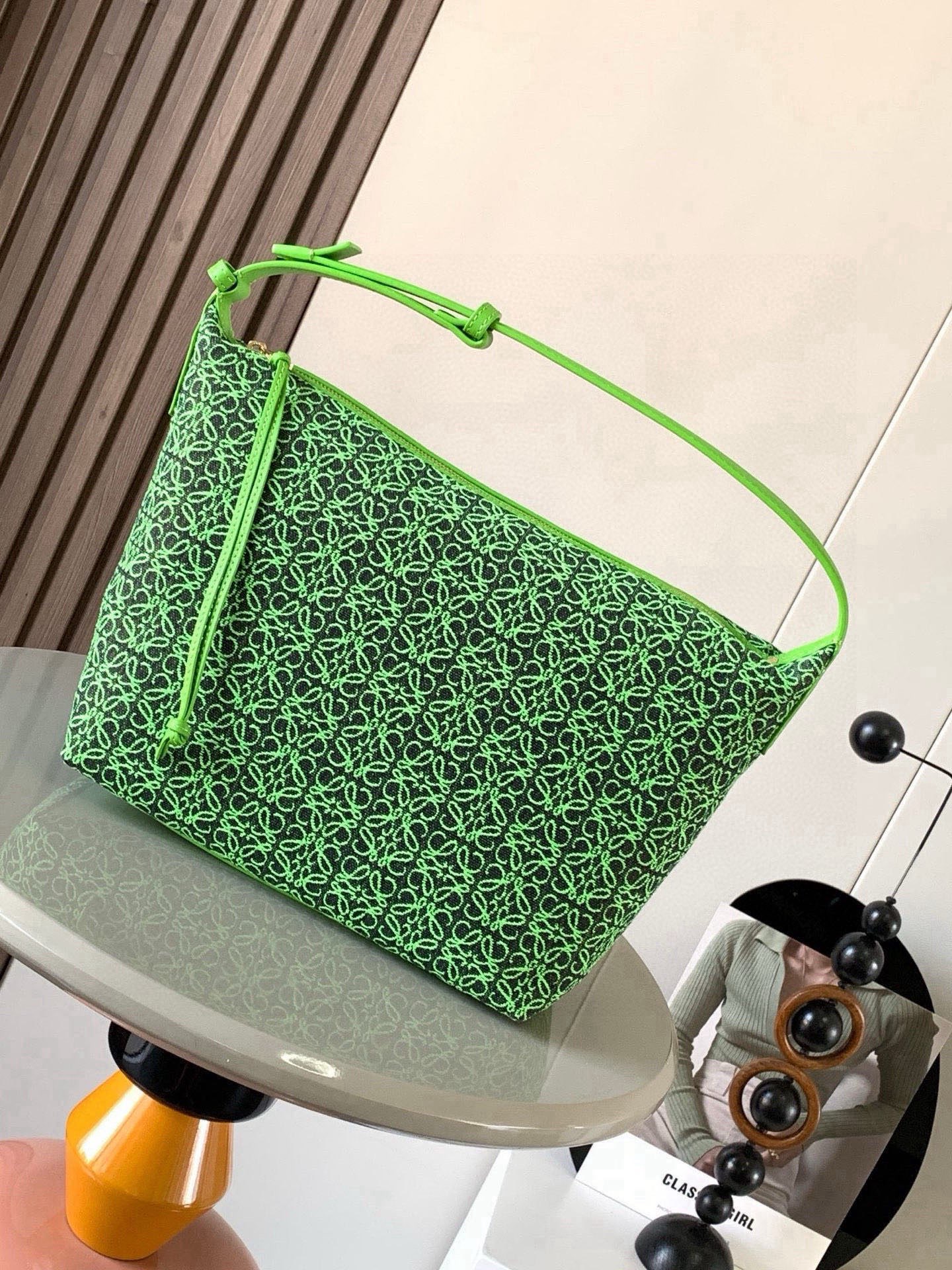 NO:854284,[Gift] Anagram jacquard and cow leather Cubi handbag large lunch bag ~ Cubi lunch box bag The happiness of this season is given by Cubi!  L0ewe's latest popular underarm bag, the Cubi embroidered design, has a sense of luxury. It can produce a wonderful chemical reaction with any plain white T-shirt. The adjustment function of the shoulder straps is also very attentive, without too much tediousness. Just click it lightly to free your hands. It looks good in the hand, under the armpits and on the shoulders. It has a large capacity and is very light!  It’s so cute, come on and start the “street bombing” mode. The Cubi Anagram bag is a roomy shoulder bag with a cow leather base and soft body. This version is made of cow leather and Anagram jacquard!  Large size: 35~21~16CM Style No. 9008 Color Apple green flower, Loewe, loewe, cowhide19860909[礼物]Anagram 提花布和牛皮革 Cubi 手袋大号便当包～Cubi饭盒包这一季的快乐是Cubi给的！L0ewe 最新抢手腋下包 Cubi绣花设计自带高级感 随便搭件素色白T都能产生奇妙的化学反应肩带的调节功能也十分用心,没有过多的繁琐,轻轻一扣,解放双手,手提、腋下肩背都好看 容量大、自重还很轻！太可爱了快来开启“炸街”模式Cubi Anagram 包袋是一款宽敞的肩包,带有牛皮革底座和柔软的包身.这个版本采用牛皮革和 Anagram 提花布制成！ 大号尺寸:35~21~16CM 款号9008 颜色苹果绿小花,罗意威,loewe,cowhide,Bag