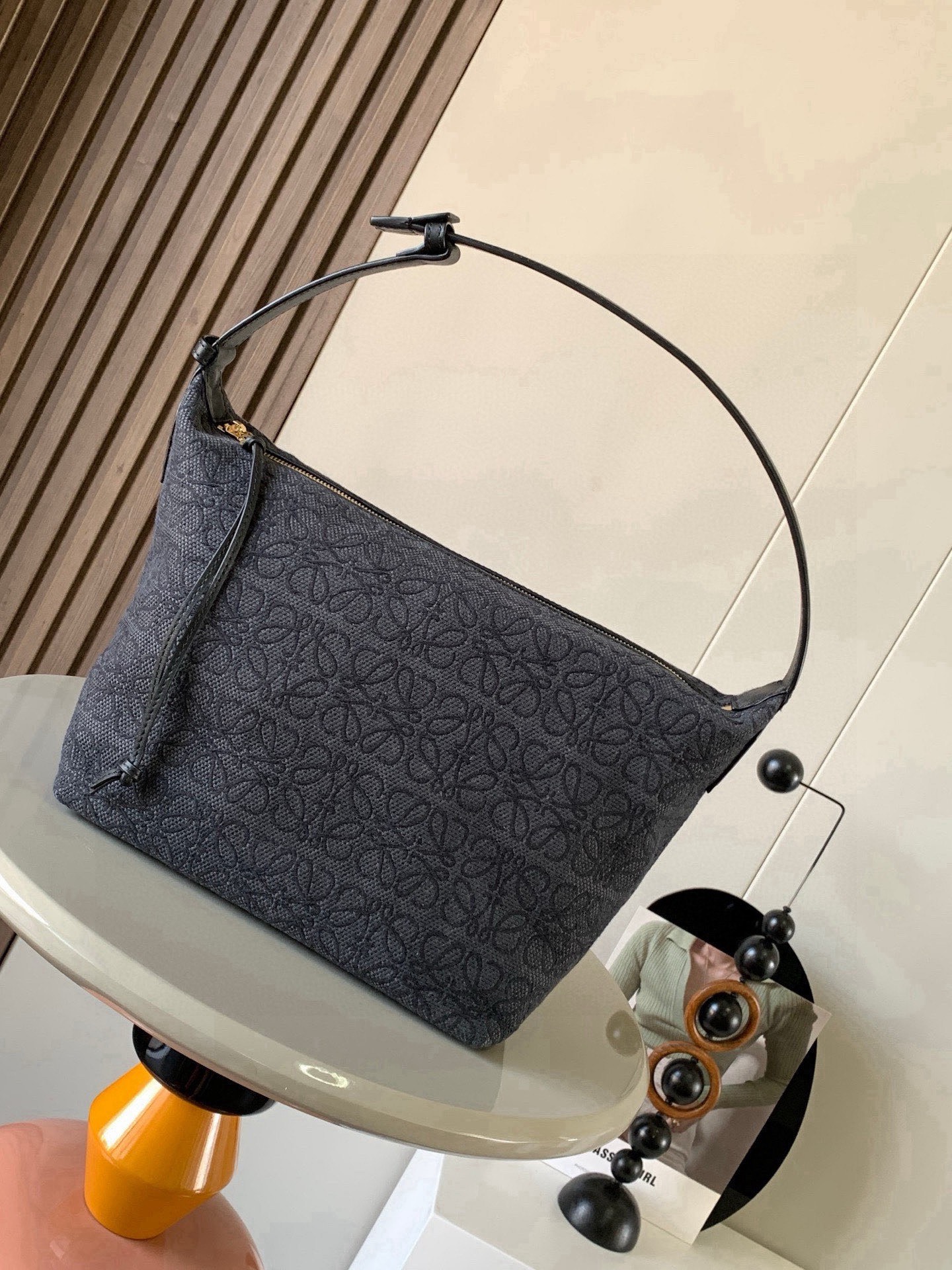 NO:854302,[Gift] Anagram jacquard and cow leather Cubi handbag large lunch bag ~ Cubi lunch box bag The happiness of this season is given by Cubi!  L0ewe's latest popular underarm bag, the Cubi embroidered design, has a sense of luxury. It can produce a wonderful chemical reaction with any plain white T-shirt. The adjustment function of the shoulder straps is also very attentive, without too much tediousness. Just click it lightly to free your hands. It looks good in the hand, under the armpits and on the shoulders. It has a large capacity and is very light!  It’s so cute, come on and start the “street bombing” mode. The Cubi Anagram bag is a roomy shoulder bag with a cow leather base and soft body. This version is made of cow leather and Anagram jacquard!  Large size: 35~21~16CM Style number 9008 Color black cloth large flower, Loewe, loewe, cowhide19860909[礼物]Anagram 提花布和牛皮革 Cubi 手袋大号便当包～Cubi饭盒包这一季的快乐是Cubi给的！L0ewe 最新抢手腋下包 Cubi绣花设计自带高级感 随便搭件素色白T都能产生奇妙的化学反应肩带的调节功能也十分用心,没有过多的繁琐,轻轻一扣,解放双手,手提、腋下肩背都好看 容量大、自重还很轻！太可爱了快来开启“炸街”模式Cubi Anagram 包袋是一款宽敞的肩包,带有牛皮革底座和柔软的包身.这个版本采用牛皮革和 Anagram 提花布制成！ 大号尺寸:35~21~16CM 款号9008 颜色黑布大花,罗意威,loewe,cowhide,Bag