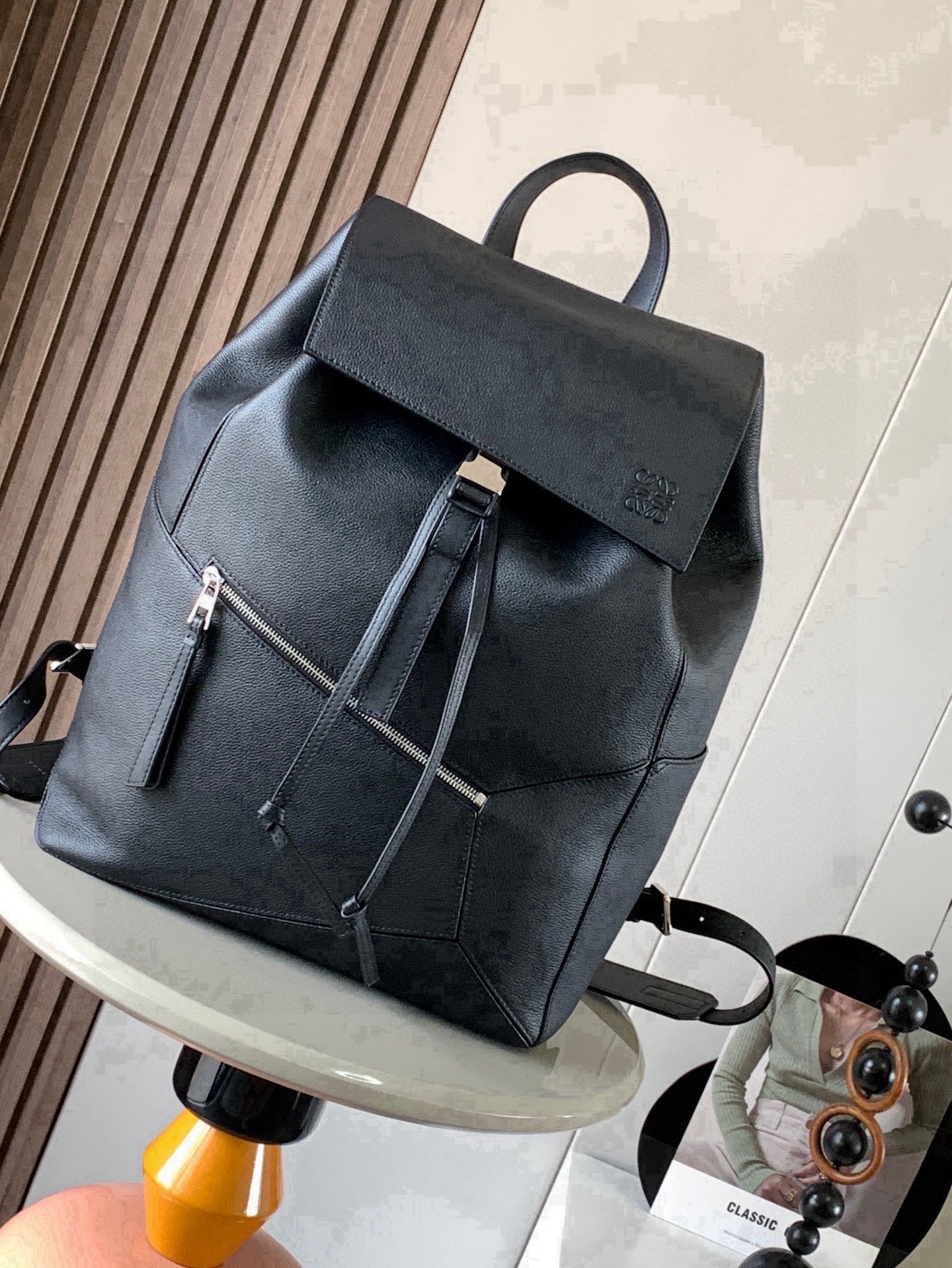 NO:854246,Puzzle Backpack Backpack Soft Grained Calf Leather Military Backpack Backpack is a spacious and versatile backpack style. The backpack is made of soft grained calfskin and classic calfskin. It is very comfortable to the touch. It is not only durable but also has a shoulder-stretching design. This backpack adopts Loewe's classic geometric design without a large logo.  You can directly recognize the low-key and connotative content by displaying it. Its cubic shape is unique and innovative, and the drawstring bag mouth is equipped with a buckle switch. It is safe and practical. The bag is basically versatile. Not only that, it also has a large capacity suitable for commuting and travel. Fashion and practicality coexist!  Size 33～44.5～16CM Style No. 9031 Color Black, Loewe, loewe, backpacks, cowhide19860909puzzle Backpack双肩包柔软粒面牛皮革军用背包双肩包是一种宽敞且用途广泛的背包款双肩包选择的是用柔软粒面小牛皮与经典小牛皮精制而成触感非常的舒适,不仅抗造而且还不勒肩膀设计这款双肩包采用了罗意威家的经典几何设计不用大幅度的 logo 展示就可以直接辨认低调有内涵.其立方体的造型独特而创新,抽绳包口搭配搭扣开关,安全又实用包包基本百搭,不仅如此它还有超大容量适用于通勤和差旅时尚与实用并存！ 尺寸33～44.5～16CM 款号9031 颜色黑色,罗意威,loewe,backpacks,cowhide,Bag