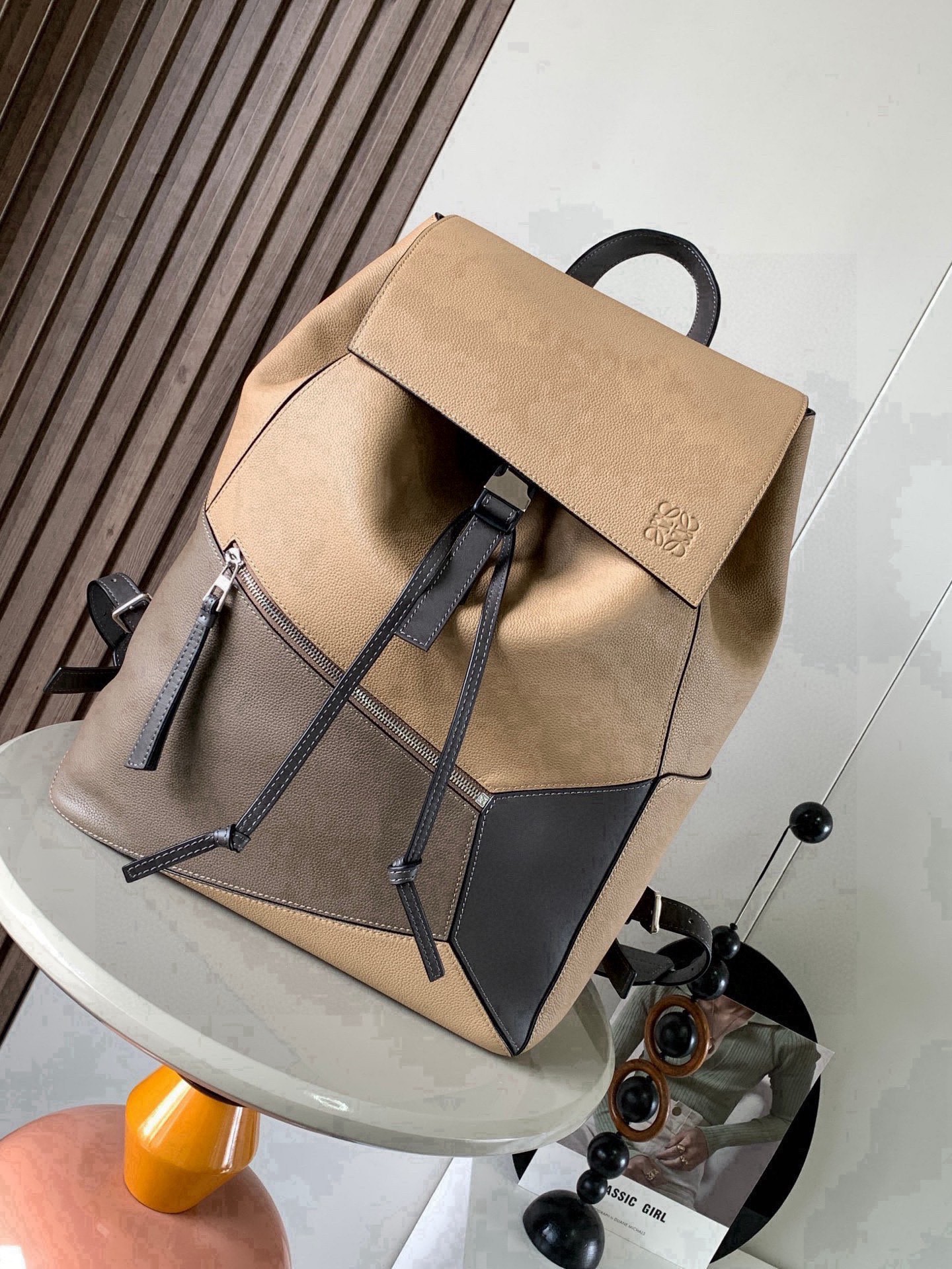 NO:854258,Puzzle Backpack Backpack Soft Grained Calf Leather Military Backpack Backpack is a spacious and versatile backpack style. The backpack is made of soft grained calfskin and classic calfskin. It is very comfortable to the touch. It is not only durable but also has a shoulder-stretching design. This backpack adopts Loewe's classic geometric design without a large logo.  You can directly recognize the low-key and connotative content by displaying it. Its cubic shape is unique and innovative, and the drawstring bag mouth is equipped with a buckle switch. It is safe and practical. The bag is basically versatile. Not only that, it also has a large capacity suitable for commuting and travel. Fashion and practicality coexist!  Size 33～44.5～16CM Style No. 9031 Color apricot, Loewe, loewe, backpacks, cowhide19860909puzzle Backpack双肩包柔软粒面牛皮革军用背包双肩包是一种宽敞且用途广泛的背包款双肩包选择的是用柔软粒面小牛皮与经典小牛皮精制而成触感非常的舒适,不仅抗造而且还不勒肩膀设计这款双肩包采用了罗意威家的经典几何设计不用大幅度的 logo 展示就可以直接辨认低调有内涵.其立方体的造型独特而创新,抽绳包口搭配搭扣开关,安全又实用包包基本百搭,不仅如此它还有超大容量适用于通勤和差旅时尚与实用并存！ 尺寸33～44.5～16CM 款号9031 颜色杏拼,罗意威,loewe,backpacks,cowhide,Bag