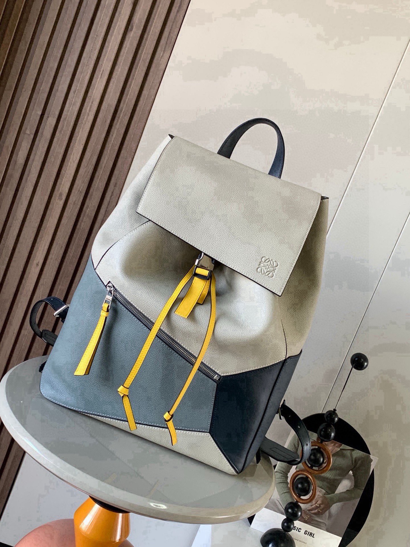 NO:854295,Puzzle Backpack Backpack Soft Grained Calf Leather Military Backpack Backpack is a spacious and versatile backpack style. The backpack is made of soft grained calfskin and classic calfskin. It is very comfortable to the touch. It is not only durable but also has a shoulder-stretching design. This backpack adopts Loewe's classic geometric design without a large logo.  You can directly recognize the low-key and connotative content by displaying it. Its cubic shape is unique and innovative, and the drawstring bag mouth is equipped with a buckle switch. It is safe and practical. The bag is basically versatile. Not only that, it also has a large capacity suitable for commuting and travel. Fashion and practicality coexist!  Size 33～44.5～16CM Style No. 9031 Color: off-white, Loewe, loewe, backpacks, cowhide19860909puzzle Backpack双肩包柔软粒面牛皮革军用背包双肩包是一种宽敞且用途广泛的背包款双肩包选择的是用柔软粒面小牛皮与经典小牛皮精制而成触感非常的舒适,不仅抗造而且还不勒肩膀设计这款双肩包采用了罗意威家的经典几何设计不用大幅度的 logo 展示就可以直接辨认低调有内涵.其立方体的造型独特而创新,抽绳包口搭配搭扣开关,安全又实用包包基本百搭,不仅如此它还有超大容量适用于通勤和差旅时尚与实用并存！ 尺寸33～44.5～16CM 款号9031 颜色米白拼,罗意威,loewe,backpacks,cowhide,Bag