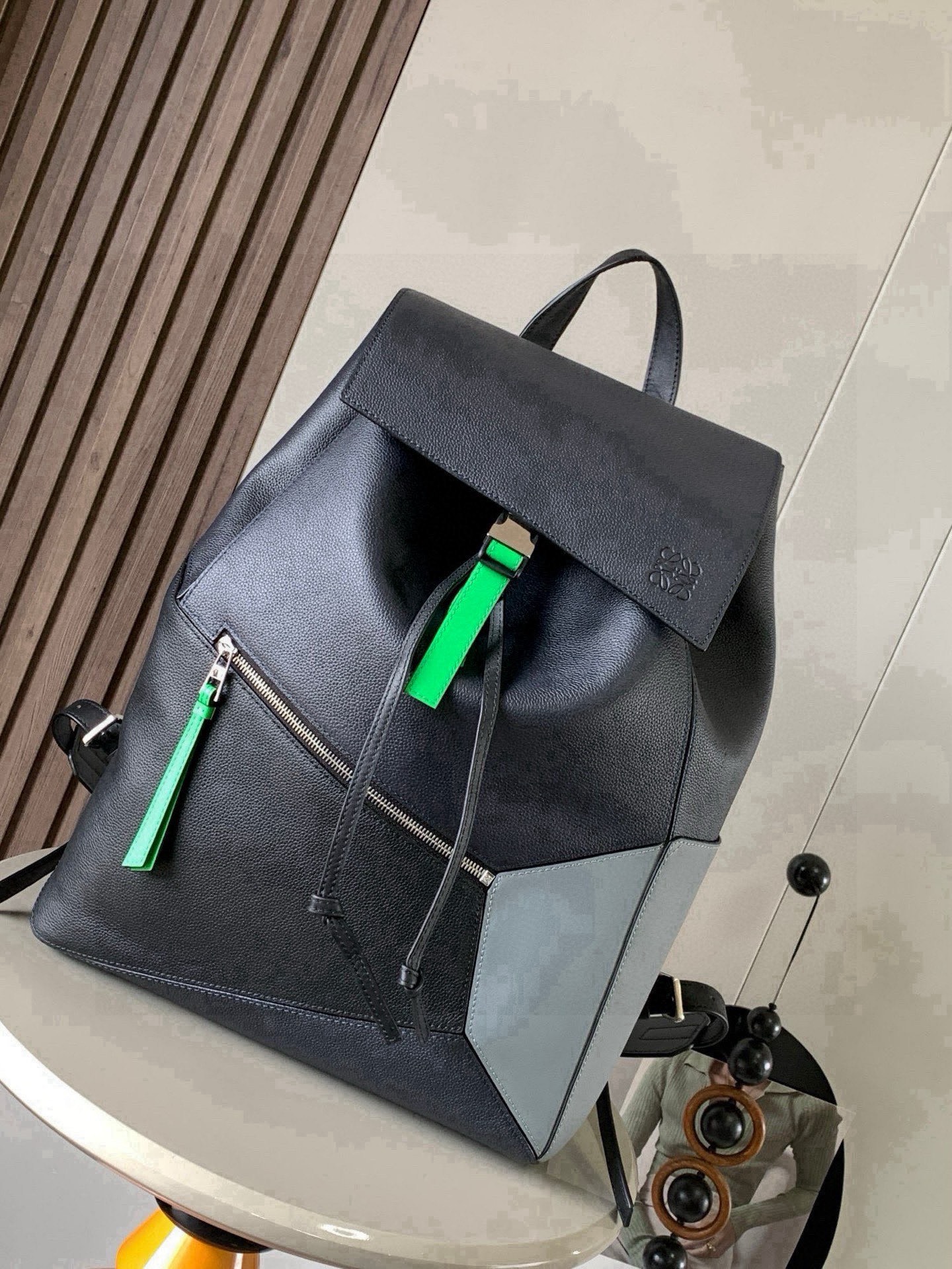 NO:854304,Puzzle Backpack Backpack Soft Grained Calf Leather Military Backpack Backpack is a spacious and versatile backpack style. The backpack is made of soft grained calfskin and classic calfskin. It is very comfortable to the touch. It is not only durable but also has a shoulder-stretching design. This backpack adopts Loewe's classic geometric design without a large logo.  You can directly recognize the low-key and connotative content by displaying it. Its cubic shape is unique and innovative, and the drawstring bag mouth is equipped with a buckle switch. It is safe and practical. The bag is basically versatile. Not only that, it also has a large capacity suitable for commuting and travel. Fashion and practicality coexist!  Size 33～44.5～16CM Style number 9031 Color dark blue, Loewe, loewe, backpacks, cowhide19860909puzzle Backpack双肩包柔软粒面牛皮革军用背包双肩包是一种宽敞且用途广泛的背包款双肩包选择的是用柔软粒面小牛皮与经典小牛皮精制而成触感非常的舒适,不仅抗造而且还不勒肩膀设计这款双肩包采用了罗意威家的经典几何设计不用大幅度的 logo 展示就可以直接辨认低调有内涵.其立方体的造型独特而创新,抽绳包口搭配搭扣开关,安全又实用包包基本百搭,不仅如此它还有超大容量适用于通勤和差旅时尚与实用并存！ 尺寸33～44.5～16CM 款号9031 颜色深蓝拼,罗意威,loewe,backpacks,cowhide,Bag