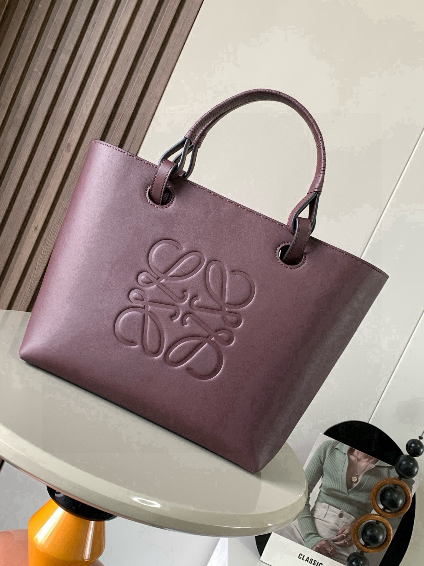 NO:854313,Medium calf leather Anagram Tote handbag linen splicing tote features no fancy design simple and practical design of long and short shoulder straps quite nice and the size is quite suitable  It is not particularly big and can easily meet daily needs. In addition to the regular classic shoulder straps, it is also equipped with a unique braided handle, which adds a lot of fashion and design to the simple shape. The iconic Anagram logo is embossed on the body of the bag for recognition and fashion, which makes it a perfect match.  Even more comfortable and stylish. Can be paired with longer cowhide top handles or shorter handwoven handles. Use this size version. Crafted from Wagyu cowhide. Large Anagram on the front. 'Carry on the shoulder or by the top handle.'  Size 29CM~25CM~14CM Style number 9300 full leather Color plum plain weave, Loewe, loewe, cowhide19860909中号牛皮革 Anagram Tote 手袋亚麻布拼接托特色没啥花里胡哨的设计 简单实用型长短肩带的设计还挺好看的尺寸还比较合适 不算特别大容易轻松满足日常需求,除了常规的经典肩带还搭配独特的编织手柄给简约的造型增添了不少时髦感和设计感.包身压印标志性Anagram徽标辨识度和时尚气息那是拿捏得杠杠哒搭配起来更是舒适又出片可搭配较长的牛皮革顶部提手或较短的手工编织提手使用这个尺寸版采和牛皮革制成正面饰有大尺寸的Anagram“肩背或顶部提手携带“牛皮革系带固定*两个内部插袋*牛皮革衬里 尺寸29CM~25CM~14CM 款号9300全皮 颜色梅子色平纹,罗意威,loewe,cowhide,Bag