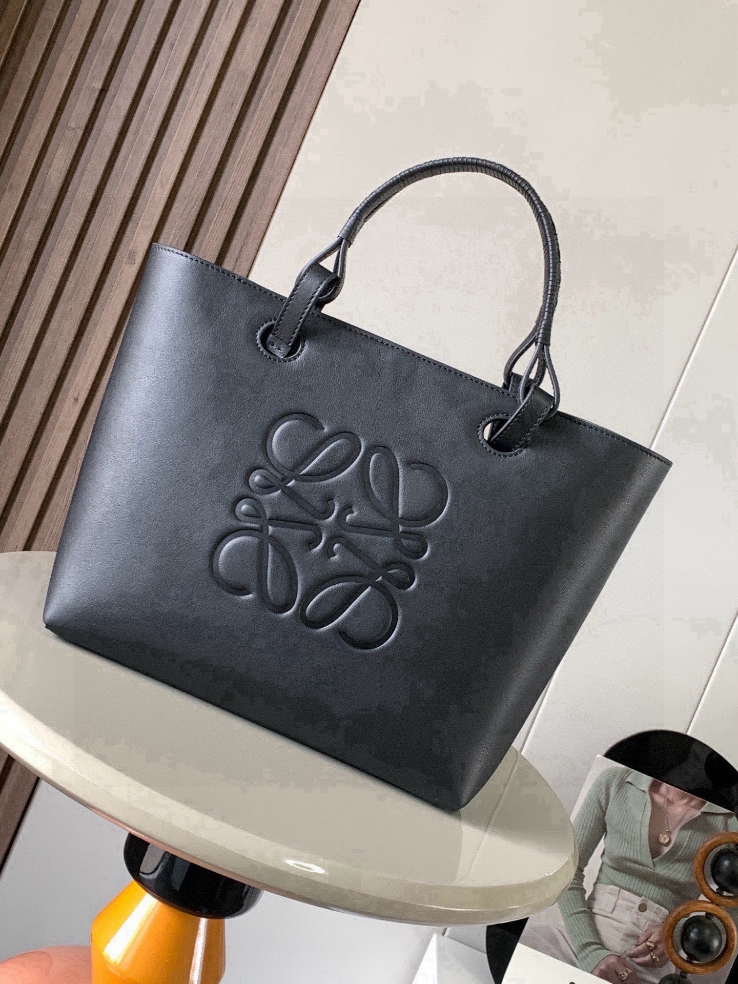 NO:854321,Medium calf leather Anagram Tote handbag linen splicing tote features no fancy design simple and practical design of long and short shoulder straps quite nice and the size is quite suitable  It is not particularly big and can easily meet daily needs. In addition to the regular classic shoulder straps, it is also equipped with a unique braided handle, which adds a lot of fashion and design to the simple shape. The iconic Anagram logo is embossed on the body of the bag for recognition and fashion, which makes it a perfect match.  Even more comfortable and stylish. Can be paired with longer cowhide top handles or shorter handwoven handles. Use this size version. Crafted from Wagyu cowhide. Large Anagram on the front. 'Carry on the shoulder or by the top handle.'  Size 29CM~25CM~14CM Style number 9300 full leather Color black plain weave, Loewe, loewe, cowhide19860909中号牛皮革 Anagram Tote 手袋亚麻布拼接托特色没啥花里胡哨的设计 简单实用型长短肩带的设计还挺好看的尺寸还比较合适 不算特别大容易轻松满足日常需求,除了常规的经典肩带还搭配独特的编织手柄给简约的造型增添了不少时髦感和设计感.包身压印标志性Anagram徽标辨识度和时尚气息那是拿捏得杠杠哒搭配起来更是舒适又出片可搭配较长的牛皮革顶部提手或较短的手工编织提手使用这个尺寸版采和牛皮革制成正面饰有大尺寸的Anagram“肩背或顶部提手携带“牛皮革系带固定*两个内部插袋*牛皮革衬里 尺寸29CM~25CM~14CM 款号9300全皮 颜色黑色平纹,罗意威,loewe,cowhide,Bag