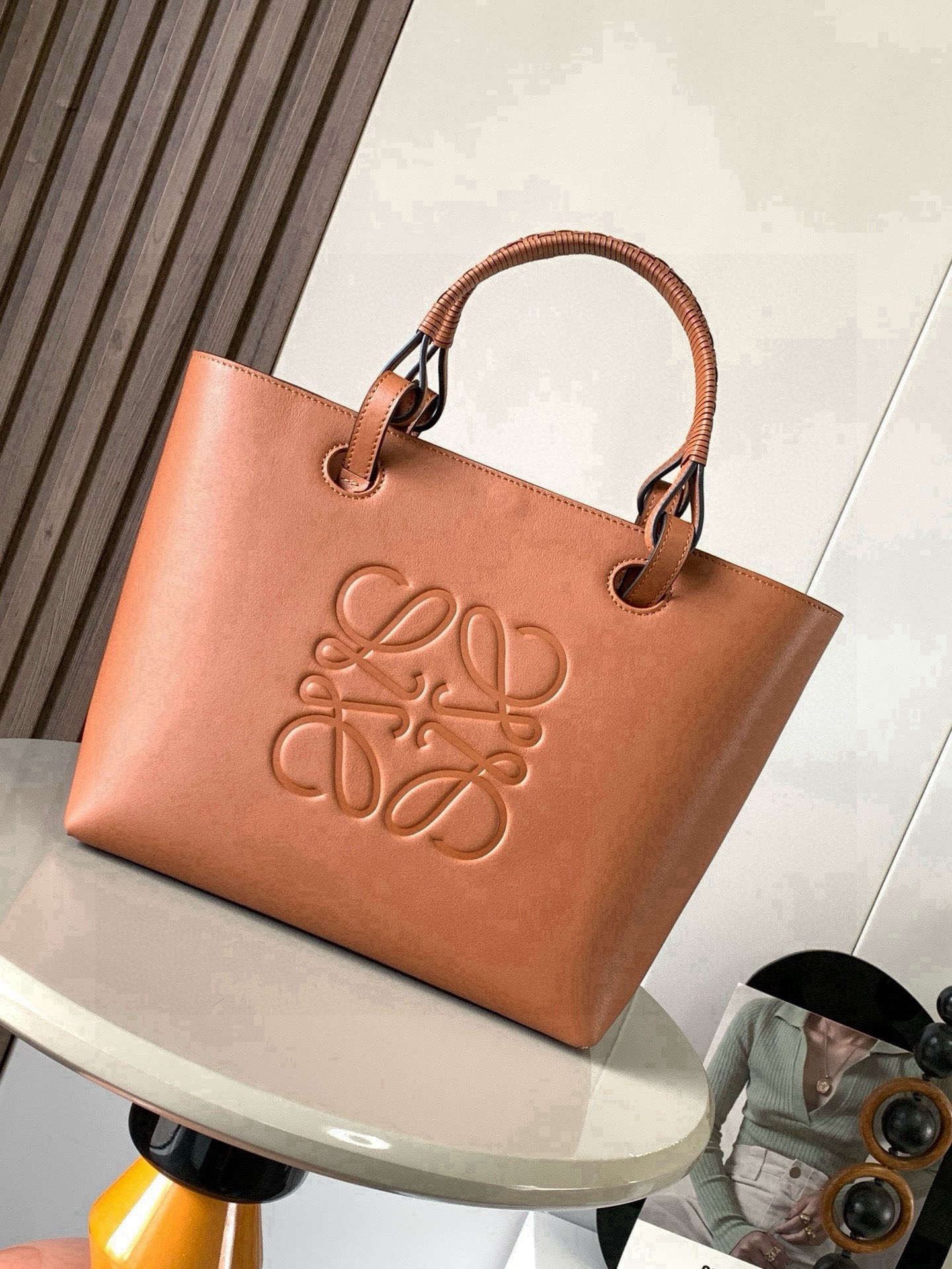 NO:854238,Medium calf leather Anagram Tote handbag linen splicing tote features no fancy design simple and practical design of long and short shoulder straps quite nice and the size is quite suitable  It is not particularly big and can easily meet daily needs. In addition to the regular classic shoulder straps, it is also equipped with a unique braided handle, which adds a lot of fashion and design to the simple shape. The iconic Anagram logo is embossed on the body of the bag for recognition and fashion, which makes it a perfect match.  Even more comfortable and stylish. Can be paired with longer cowhide top handles or shorter handwoven handles. Use this size version. Crafted from Wagyu cowhide. Large Anagram on the front. 'Carry on the shoulder or by the top handle.'  Size 29CM~25CM~14CM Style number 9300 full leather Color brown plain weave, Loewe, loewe, cowhide19860909中号牛皮革 Anagram Tote 手袋亚麻布拼接托特色没啥花里胡哨的设计 简单实用型长短肩带的设计还挺好看的尺寸还比较合适 不算特别大容易轻松满足日常需求,除了常规的经典肩带还搭配独特的编织手柄给简约的造型增添了不少时髦感和设计感.包身压印标志性Anagram徽标辨识度和时尚气息那是拿捏得杠杠哒搭配起来更是舒适又出片可搭配较长的牛皮革顶部提手或较短的手工编织提手使用这个尺寸版采和牛皮革制成正面饰有大尺寸的Anagram“肩背或顶部提手携带“牛皮革系带固定*两个内部插袋*牛皮革衬里 尺寸29CM~25CM~14CM 款号9300全皮 颜色棕色平纹,罗意威,loewe,cowhide,Bag