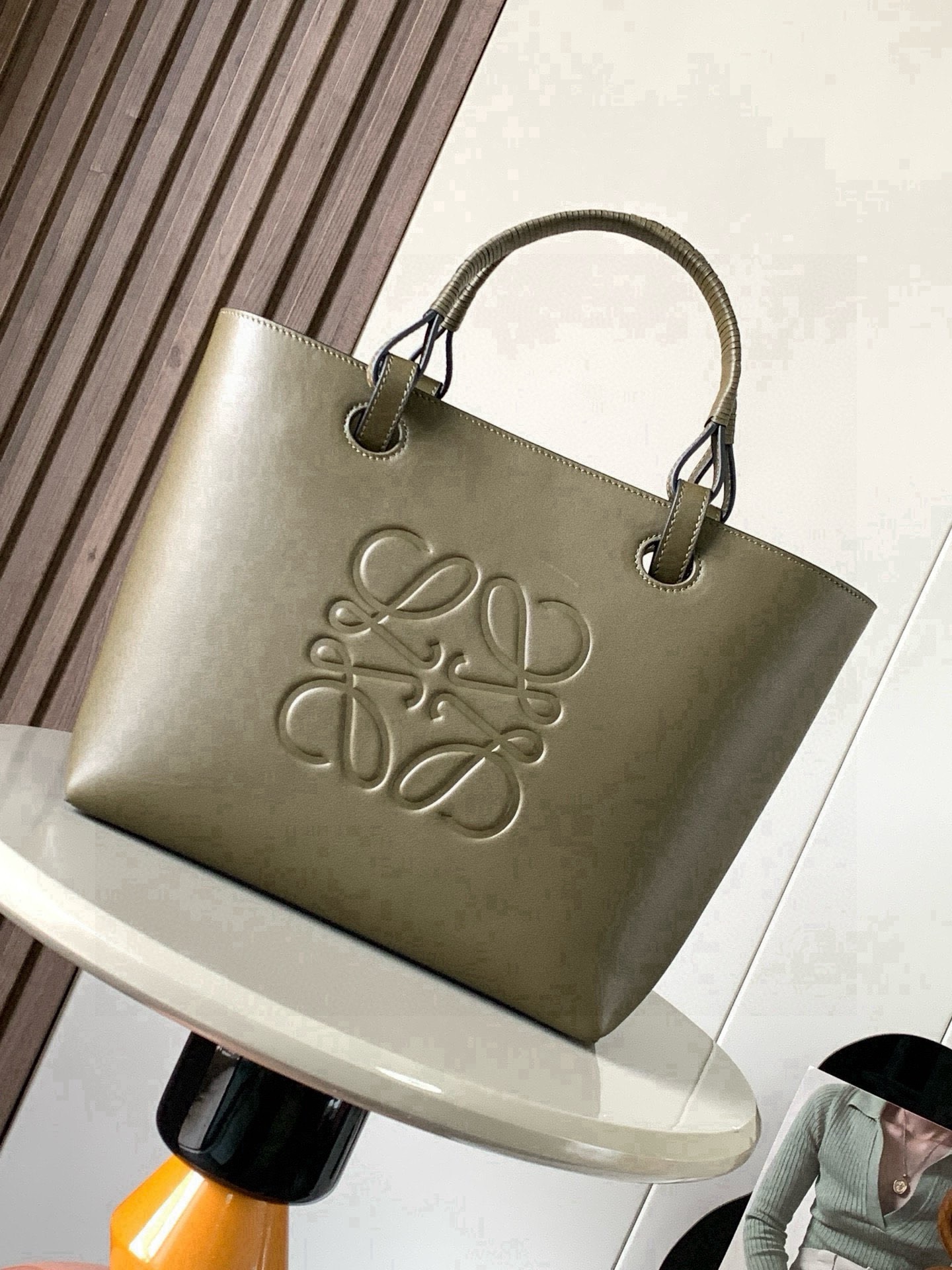 NO:854247,Medium calf leather Anagram Tote handbag linen splicing tote features no fancy design simple and practical design of long and short shoulder straps quite nice and the size is quite suitable  It is not particularly big and can easily meet daily needs. In addition to the regular classic shoulder straps, it is also equipped with a unique braided handle, which adds a lot of fashion and design to the simple shape. The iconic Anagram logo is embossed on the body of the bag for recognition and fashion, which makes it a perfect match.  Even more comfortable and stylish. Can be paired with longer cowhide top handles or shorter handwoven handles. Use this size version. Crafted from Wagyu cowhide. Large Anagram on the front. 'Carry on the shoulder or by the top handle.'  Size 29CM~25CM~14CM Style number 9300 full leather Color khaki green plain weave, Loewe, loewe, cowhide19860909中号牛皮革 Anagram Tote 手袋亚麻布拼接托特色没啥花里胡哨的设计 简单实用型长短肩带的设计还挺好看的尺寸还比较合适 不算特别大容易轻松满足日常需求,除了常规的经典肩带还搭配独特的编织手柄给简约的造型增添了不少时髦感和设计感.包身压印标志性Anagram徽标辨识度和时尚气息那是拿捏得杠杠哒搭配起来更是舒适又出片可搭配较长的牛皮革顶部提手或较短的手工编织提手使用这个尺寸版采和牛皮革制成正面饰有大尺寸的Anagram“肩背或顶部提手携带“牛皮革系带固定*两个内部插袋*牛皮革衬里 尺寸29CM~25CM~14CM 款号9300全皮 颜色卡其绿平纹,罗意威,loewe,cowhide,Bag