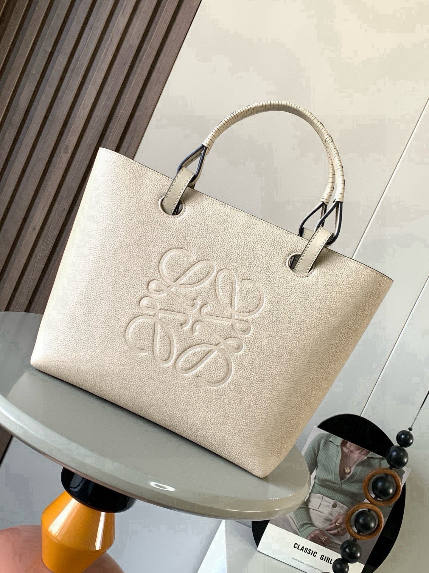 NO:854259,Medium calf leather Anagram Tote handbag linen splicing tote features no fancy design simple and practical design of long and short shoulder straps quite nice and the size is quite suitable  It is not particularly big and can easily meet daily needs. In addition to the regular classic shoulder straps, it is also equipped with a unique braided handle, which adds a lot of fashion and design to the simple shape. The iconic Anagram logo is embossed on the body of the bag for recognition and fashion, which makes it a perfect match.  Even more comfortable and stylish. Can be paired with longer cowhide top handles or shorter handwoven handles. Use this size version. Crafted from Wagyu cowhide. Large Anagram on the front. 'Carry on the shoulder or by the top handle.'  Size 29CM~25CM~14CM Style number 9300 full leather Color beige, Loewe, loewe, cowhide19860909中号牛皮革 Anagram Tote 手袋亚麻布拼接托特色没啥花里胡哨的设计 简单实用型长短肩带的设计还挺好看的尺寸还比较合适 不算特别大容易轻松满足日常需求,除了常规的经典肩带还搭配独特的编织手柄给简约的造型增添了不少时髦感和设计感.包身压印标志性Anagram徽标辨识度和时尚气息那是拿捏得杠杠哒搭配起来更是舒适又出片可搭配较长的牛皮革顶部提手或较短的手工编织提手使用这个尺寸版采和牛皮革制成正面饰有大尺寸的Anagram“肩背或顶部提手携带“牛皮革系带固定*两个内部插袋*牛皮革衬里 尺寸29CM~25CM~14CM 款号9300全皮 颜色米白荔,罗意威,loewe,cowhide,Bag