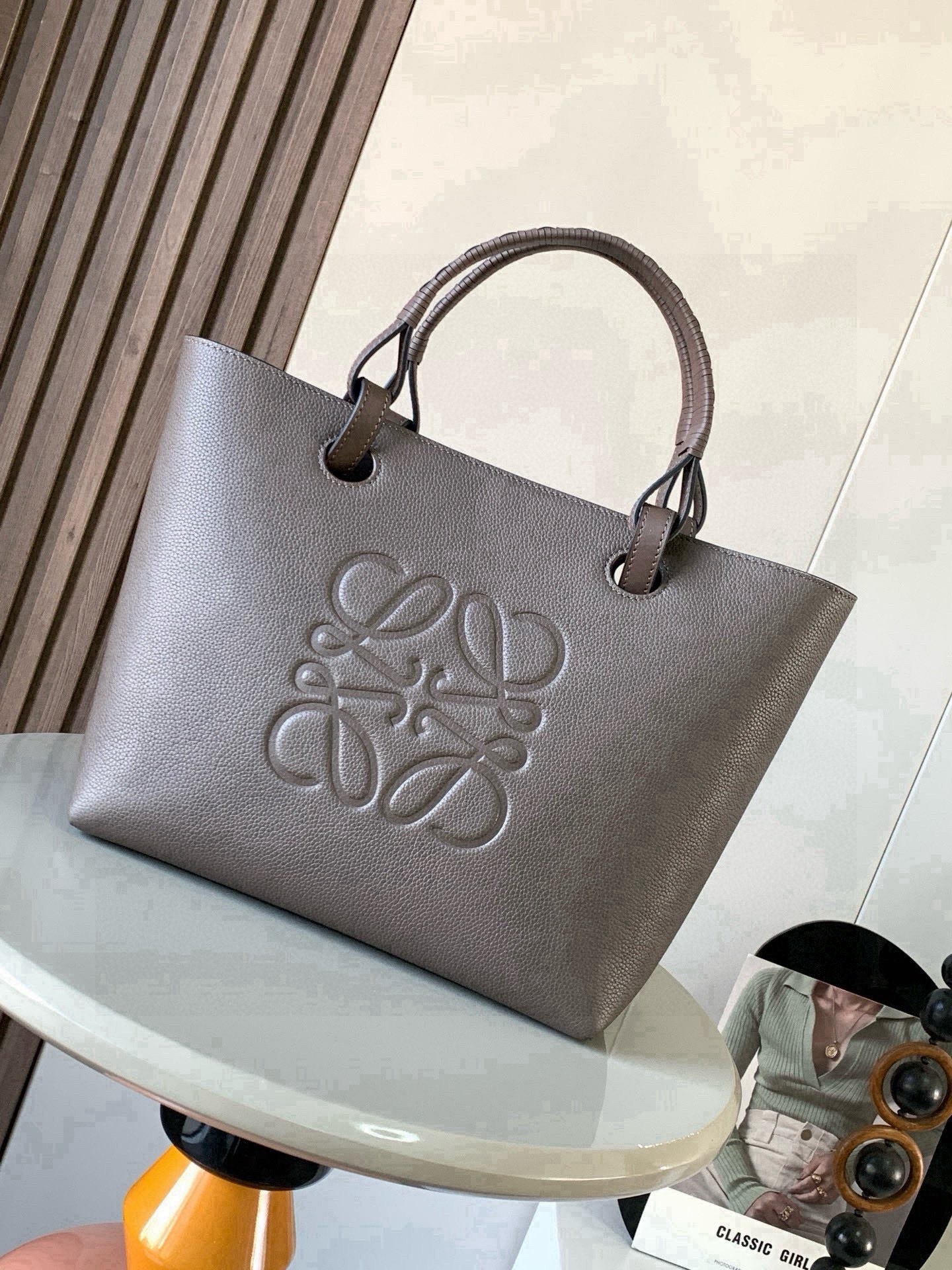NO:854268,Medium calf leather Anagram Tote handbag linen splicing tote features no fancy design simple and practical design of long and short shoulder straps quite nice and the size is quite suitable  It is not particularly big and can easily meet daily needs. In addition to the regular classic shoulder straps, it is also equipped with a unique braided handle, which adds a lot of fashion and design to the simple shape. The iconic Anagram logo is embossed on the body of the bag for recognition and fashion, which makes it a perfect match.  Even more comfortable and stylish. Can be paired with longer cowhide top handles or shorter handwoven handles. Use this size version. Crafted from Wagyu cowhide. Large Anagram on the front. 'Carry on the shoulder or by the top handle.'  Size 29CM~25CM~14CM Style number 9300 full leather Color taupe lychee, Loewe, loewe, cowhide19860909中号牛皮革 Anagram Tote 手袋亚麻布拼接托特色没啥花里胡哨的设计 简单实用型长短肩带的设计还挺好看的尺寸还比较合适 不算特别大容易轻松满足日常需求,除了常规的经典肩带还搭配独特的编织手柄给简约的造型增添了不少时髦感和设计感.包身压印标志性Anagram徽标辨识度和时尚气息那是拿捏得杠杠哒搭配起来更是舒适又出片可搭配较长的牛皮革顶部提手或较短的手工编织提手使用这个尺寸版采和牛皮革制成正面饰有大尺寸的Anagram“肩背或顶部提手携带“牛皮革系带固定*两个内部插袋*牛皮革衬里 尺寸29CM~25CM~14CM 款号9300全皮 颜色灰褐荔,罗意威,loewe,cowhide,Bag