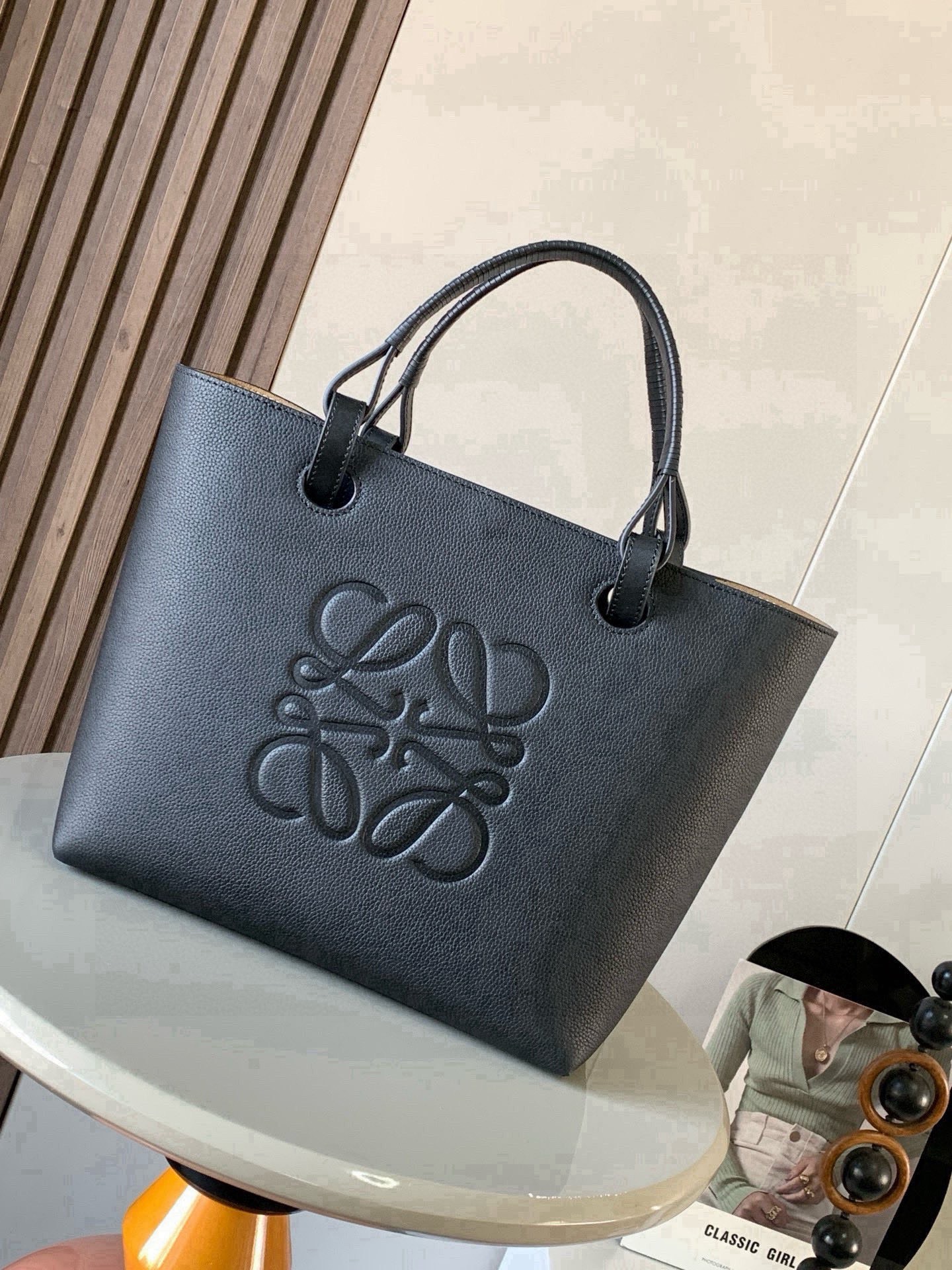 NO:854278,Medium calf leather Anagram Tote handbag linen splicing tote features no fancy design simple and practical design of long and short shoulder straps quite nice and the size is quite suitable  It is not particularly big and can easily meet daily needs. In addition to the regular classic shoulder straps, it is also equipped with a unique braided handle, which adds a lot of fashion and design to the simple shape. The iconic Anagram logo is embossed on the body of the bag for recognition and fashion, which makes it a perfect match.  Even more comfortable and stylish. Can be paired with longer cowhide top handles or shorter handwoven handles. Use this size version. Crafted from Wagyu cowhide. Large Anagram on the front. 'Carry on the shoulder or by the top handle.'  Size 29CM~25CM~14CM Style number 9300 full leather Color black Li, Loewe, loewe, cowhide19860909中号牛皮革 Anagram Tote 手袋亚麻布拼接托特色没啥花里胡哨的设计 简单实用型长短肩带的设计还挺好看的尺寸还比较合适 不算特别大容易轻松满足日常需求,除了常规的经典肩带还搭配独特的编织手柄给简约的造型增添了不少时髦感和设计感.包身压印标志性Anagram徽标辨识度和时尚气息那是拿捏得杠杠哒搭配起来更是舒适又出片可搭配较长的牛皮革顶部提手或较短的手工编织提手使用这个尺寸版采和牛皮革制成正面饰有大尺寸的Anagram“肩背或顶部提手携带“牛皮革系带固定*两个内部插袋*牛皮革衬里 尺寸29CM~25CM~14CM 款号9300全皮 颜色黑色荔,罗意威,loewe,cowhide,Bag