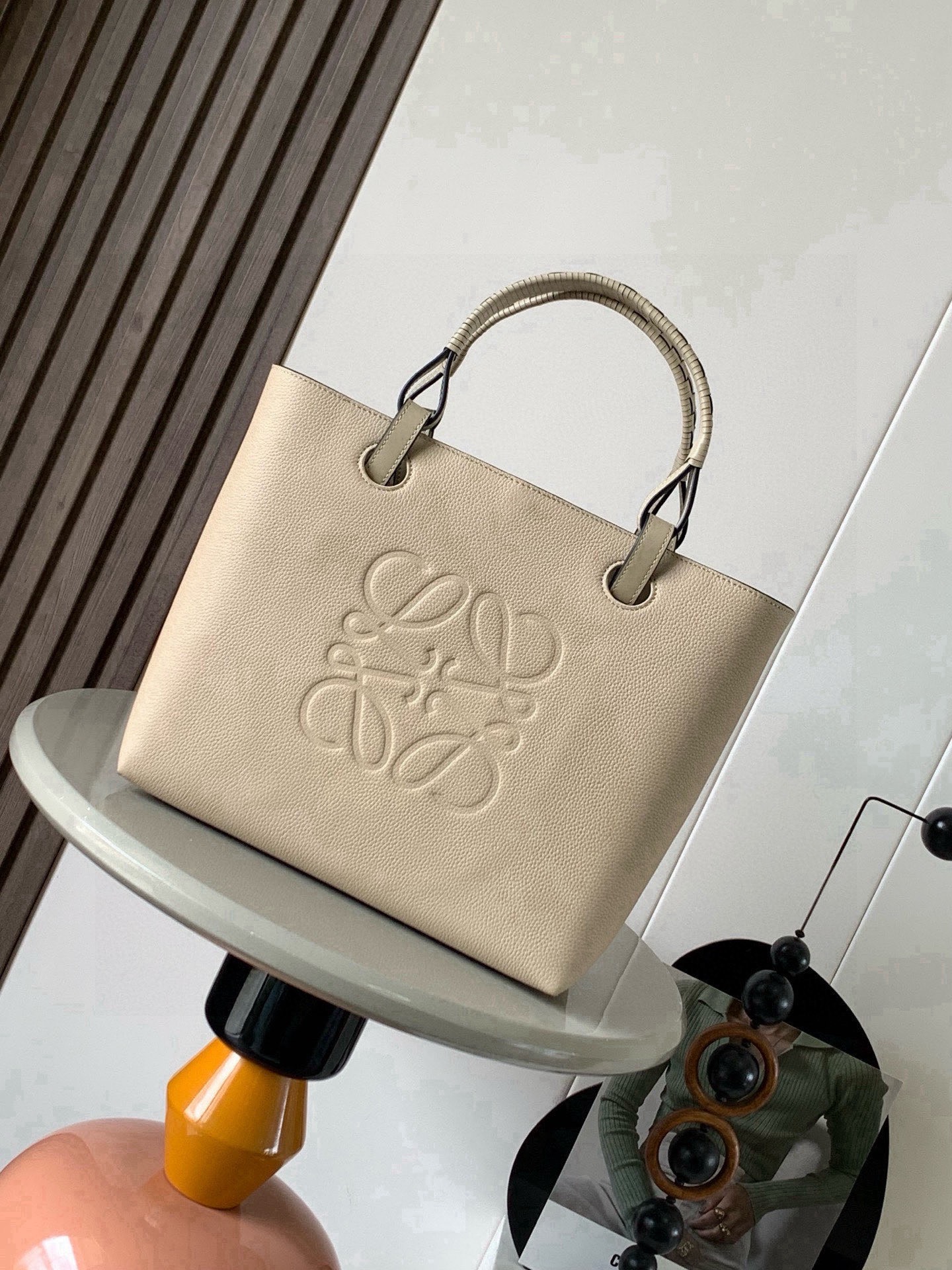 NO:854287,Medium calf leather Anagram Tote handbag linen splicing tote features no fancy design simple and practical design of long and short shoulder straps quite nice and the size is quite suitable  It is not particularly big and can easily meet daily needs. In addition to the regular classic shoulder straps, it is also equipped with a unique braided handle, which adds a lot of fashion and design to the simple shape. The iconic Anagram logo is embossed on the body of the bag for recognition and fashion, which makes it a perfect match.  Even more comfortable and stylish. Can be paired with longer cowhide top handles or shorter handwoven handles. Use this size version. Crafted from Wagyu cowhide. Large Anagram on the front. 'Carry on the shoulder or by the top handle.'  Size 29CM~25CM~14CM Style number 9300 full leather Color sandy liche, Loewe, loewe, cowhide19860909中号牛皮革 Anagram Tote 手袋亚麻布拼接托特色没啥花里胡哨的设计 简单实用型长短肩带的设计还挺好看的尺寸还比较合适 不算特别大容易轻松满足日常需求,除了常规的经典肩带还搭配独特的编织手柄给简约的造型增添了不少时髦感和设计感.包身压印标志性Anagram徽标辨识度和时尚气息那是拿捏得杠杠哒搭配起来更是舒适又出片可搭配较长的牛皮革顶部提手或较短的手工编织提手使用这个尺寸版采和牛皮革制成正面饰有大尺寸的Anagram“肩背或顶部提手携带“牛皮革系带固定*两个内部插袋*牛皮革衬里 尺寸29CM~25CM~14CM 款号9300全皮 颜色沙色荔,罗意威,loewe,cowhide,Bag