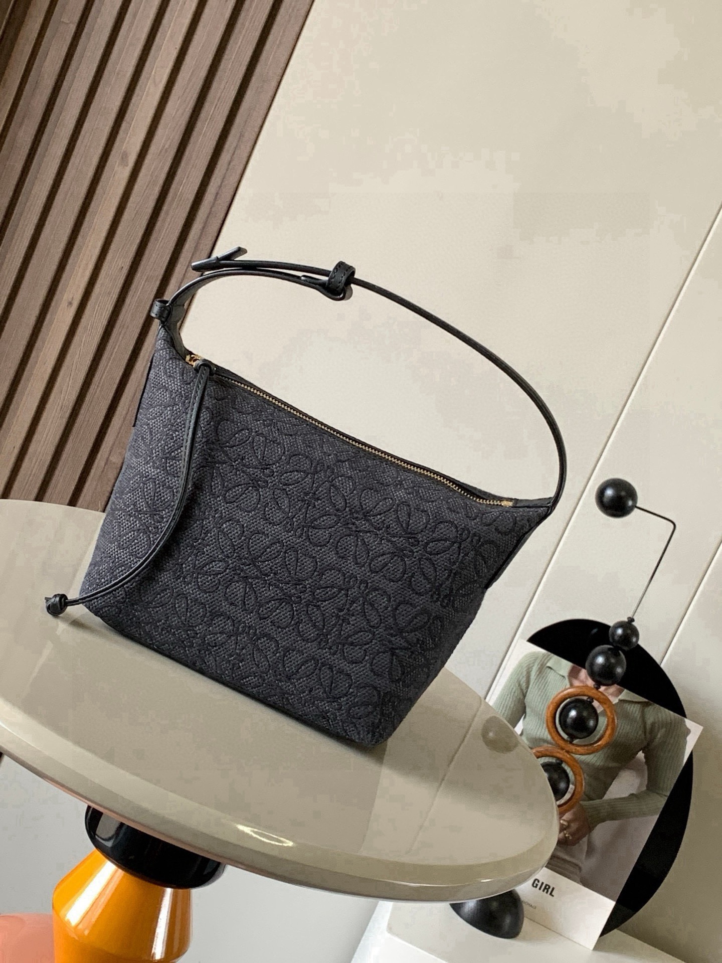 NO:854305,Anagram jacquard and cow leather Cubi handbag small lunch bag ~ Cubi lunch box bag The happiness of this season is given by Cubi!  L0ewe's latest popular underarm bag, the Cubi embroidered design, has a sense of luxury. It can produce a wonderful chemical reaction with any plain white T-shirt. The adjustment function of the shoulder straps is also very attentive, without too much tediousness. Just click it lightly to free your hands. It looks good in the hand, under the armpits and on the shoulders. It has a large capacity and is very light!  It’s so cute, come on and start the “street bombing” mode. The Cubi Anagram bag is a roomy shoulder bag with a cow leather base and soft body. This version is made of cow leather and Anagram jacquard!  Small size: 21~17~13CM Style number 9007 Color black large flower, Loewe, loewe, cowhide19860909Anagram提花布和牛皮革 Cubi手袋小号便当包～Cubi饭盒包这一季的快乐是Cubi给的！L0ewe 最新抢手腋下包 Cubi绣花设计自带高级感 随便搭件素色白T都能产生奇妙的化学反应肩带的调节功能也十分用心,没有过多的繁琐,轻轻一扣,解放双手,手提、腋下肩背都好看 容量大、自重还很轻！太可爱了快来开启“炸街”模式Cubi Anagram 包袋是一款宽敞的肩包,带有牛皮革底座和柔软的包身.这个版本采用牛皮革和 Anagram 提花布制成！ 小号尺寸:21~17~13CM 款号9007 颜色黑色大花,罗意威,loewe,cowhide,Bag