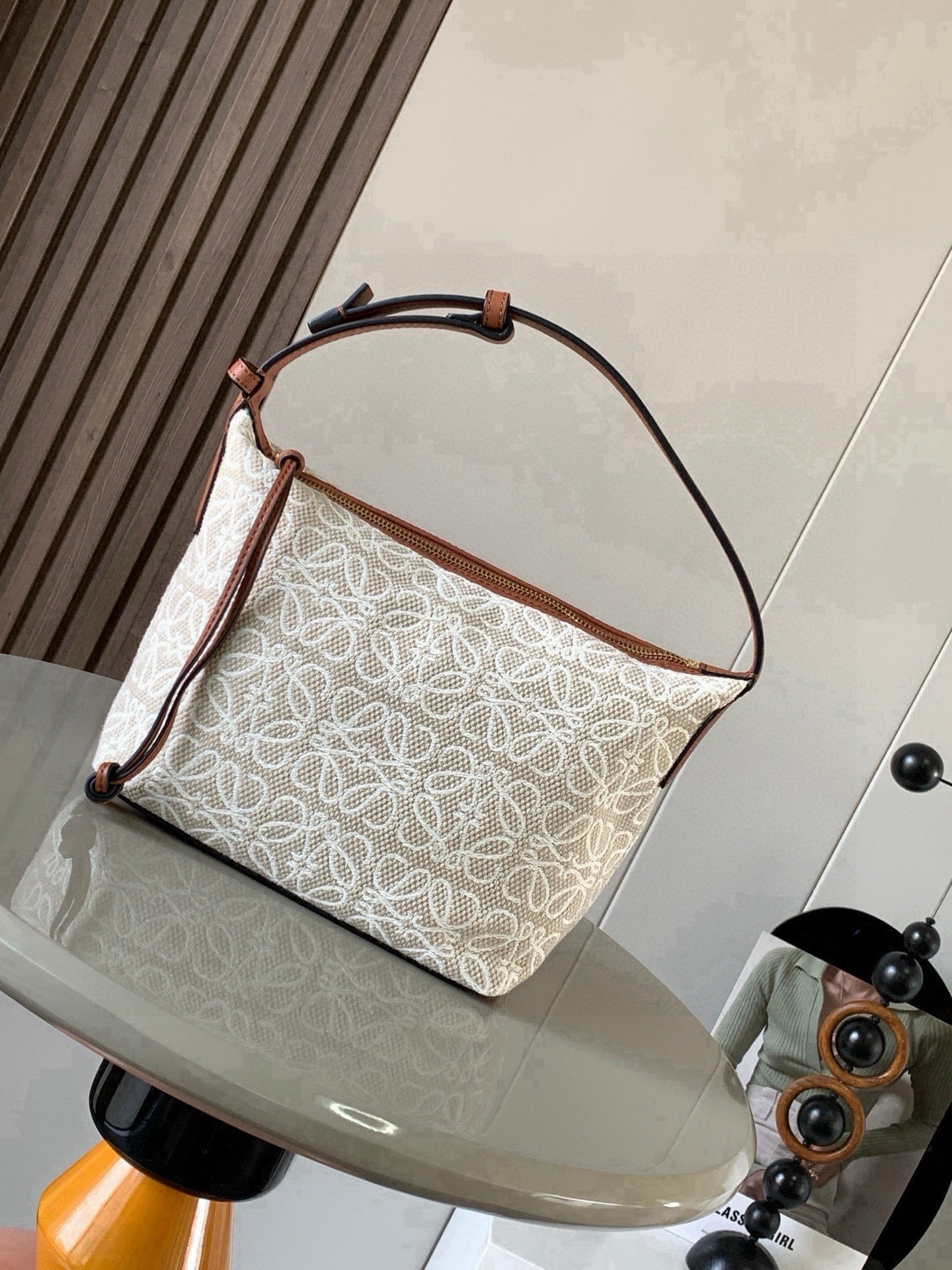 NO:854315,Anagram jacquard and cow leather Cubi handbag small lunch bag ~ Cubi lunch box bag The happiness of this season is given by Cubi!  L0ewe's latest popular underarm bag, the Cubi embroidered design, has a sense of luxury. It can produce a wonderful chemical reaction with any plain white T-shirt. The adjustment function of the shoulder straps is also very attentive, without too much tediousness. Just click it lightly to free your hands. It looks good in the hand, under the armpits and on the shoulders. It has a large capacity and is very light!  It’s so cute, come on and start the “street bombing” mode. The Cubi Anagram bag is a roomy shoulder bag with a cow leather base and soft body. This version is made of cow leather and Anagram jacquard!  Small size: 21~17~13CM Style number 9007 Color white brown cloth large flower, Loewe, loewe, cowhide19860909Anagram提花布和牛皮革 Cubi手袋小号便当包～Cubi饭盒包这一季的快乐是Cubi给的！L0ewe 最新抢手腋下包 Cubi绣花设计自带高级感 随便搭件素色白T都能产生奇妙的化学反应肩带的调节功能也十分用心,没有过多的繁琐,轻轻一扣,解放双手,手提、腋下肩背都好看 容量大、自重还很轻！太可爱了快来开启“炸街”模式Cubi Anagram 包袋是一款宽敞的肩包,带有牛皮革底座和柔软的包身.这个版本采用牛皮革和 Anagram 提花布制成！ 小号尺寸:21~17~13CM 款号9007 颜色白棕布大花,罗意威,loewe,cowhide,Bag