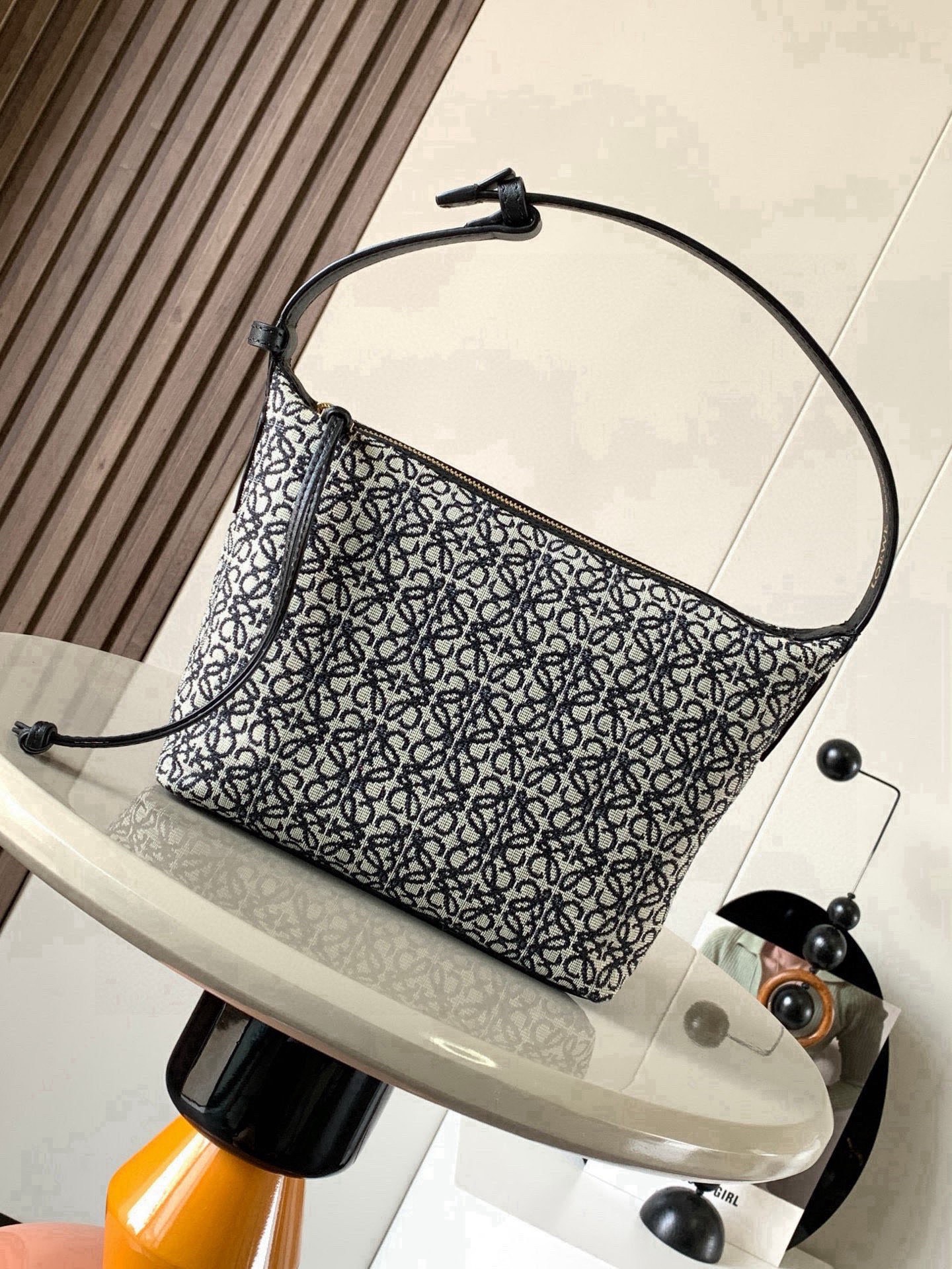 NO:854325,Anagram jacquard and cow leather Cubi handbag small lunch bag ~ Cubi lunch box bag The happiness of this season is given by Cubi!  L0ewe's latest popular underarm bag, the Cubi embroidered design, has a sense of luxury. It can produce a wonderful chemical reaction with any plain white T-shirt. The adjustment function of the shoulder straps is also very attentive, without too much tediousness. Just click it lightly to free your hands. It looks good in the hand, under the armpits and on the shoulders. It has a large capacity and is very light!  It’s so cute, come on and start the “street bombing” mode. The Cubi Anagram bag is a roomy shoulder bag with a cow leather base and soft body. This version is made of cow leather and Anagram jacquard!  Small size: 21~17~13CM Model number 9007 Color black blue small flower black, Loewe, loewe, cowhide19860909Anagram提花布和牛皮革 Cubi手袋小号便当包～Cubi饭盒包这一季的快乐是Cubi给的！L0ewe 最新抢手腋下包 Cubi绣花设计自带高级感 随便搭件素色白T都能产生奇妙的化学反应肩带的调节功能也十分用心,没有过多的繁琐,轻轻一扣,解放双手,手提、腋下肩背都好看 容量大、自重还很轻！太可爱了快来开启“炸街”模式Cubi Anagram 包袋是一款宽敞的肩包,带有牛皮革底座和柔软的包身.这个版本采用牛皮革和 Anagram 提花布制成！ 小号尺寸:21~17~13CM 款号9007 颜色黑蓝小花黑,罗意威,loewe,cowhide,Bag