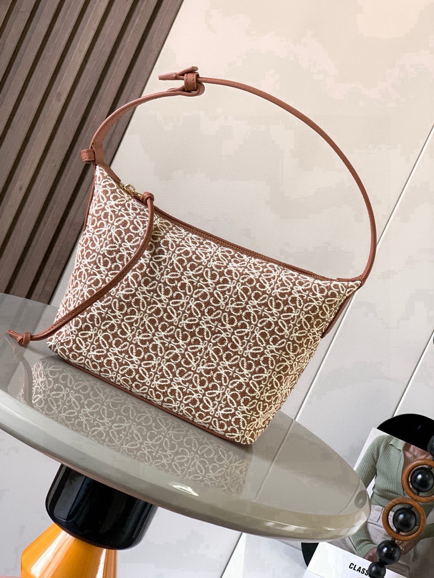 NO:854337,Anagram jacquard and cow leather Cubi handbag small lunch bag ~ Cubi lunch box bag The happiness of this season is given by Cubi!  L0ewe's latest popular underarm bag, the Cubi embroidered design, has a sense of luxury. It can produce a wonderful chemical reaction with any plain white T-shirt. The adjustment function of the shoulder straps is also very attentive, without too much tediousness. Just click it lightly to free your hands. It looks good in the hand, under the armpits and on the shoulders. It has a large capacity and is very light!  It’s so cute, come on and start the “street bombing” mode. The Cubi Anagram bag is a roomy shoulder bag with a cow leather base and soft body. This version is made of cow leather and Anagram jacquard!  Small size: 21~17~13CM Model No. 9007 Color brown small flower, Loewe, loewe, cowhide19860909Anagram提花布和牛皮革 Cubi手袋小号便当包～Cubi饭盒包这一季的快乐是Cubi给的！L0ewe 最新抢手腋下包 Cubi绣花设计自带高级感 随便搭件素色白T都能产生奇妙的化学反应肩带的调节功能也十分用心,没有过多的繁琐,轻轻一扣,解放双手,手提、腋下肩背都好看 容量大、自重还很轻！太可爱了快来开启“炸街”模式Cubi Anagram 包袋是一款宽敞的肩包,带有牛皮革底座和柔软的包身.这个版本采用牛皮革和 Anagram 提花布制成！ 小号尺寸:21~17~13CM 款号9007 颜色棕色小花,罗意威,loewe,cowhide,Bag
