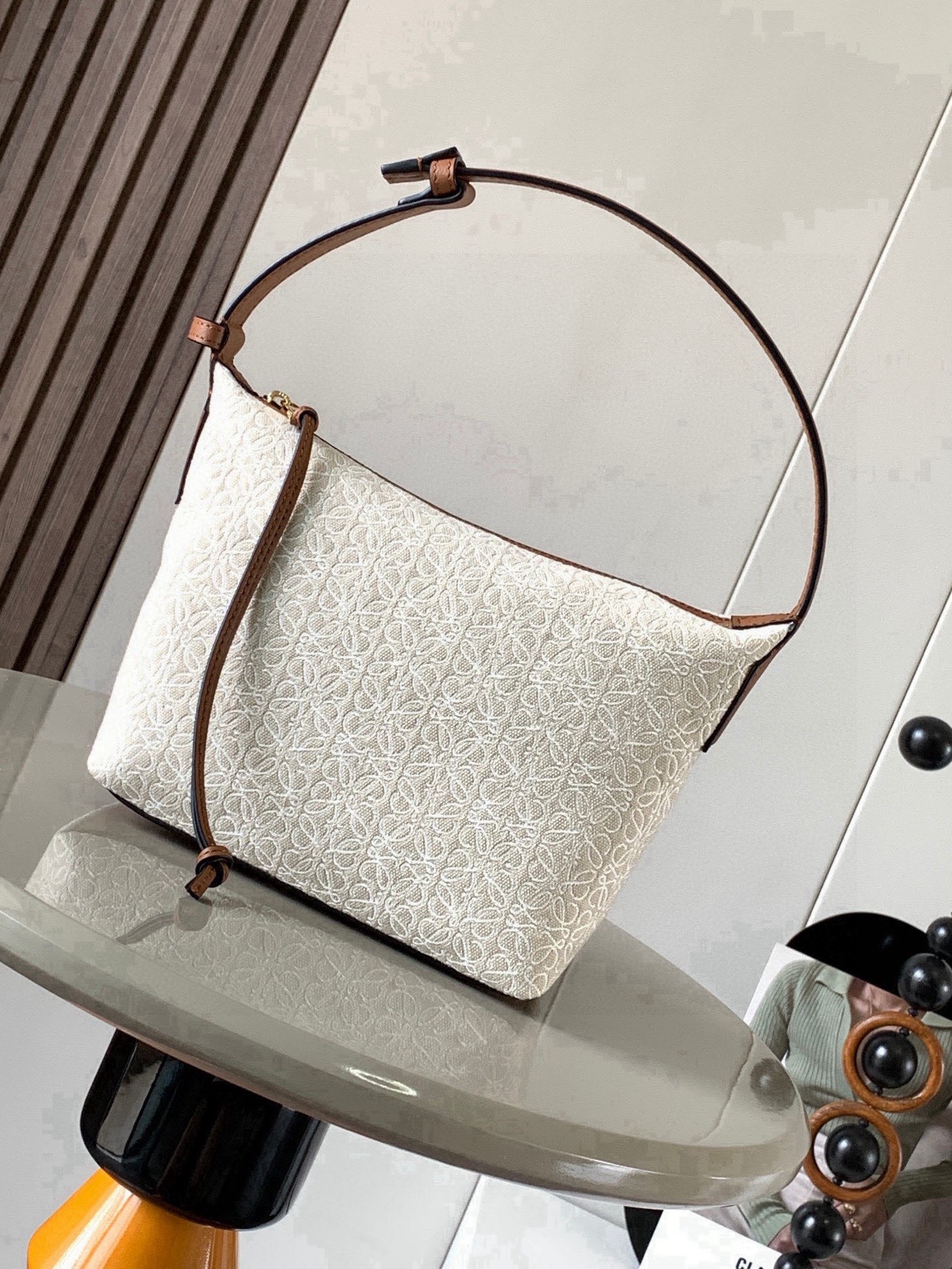 NO:854345,Anagram jacquard and cow leather Cubi handbag small lunch bag ~ Cubi lunch box bag The happiness of this season is given by Cubi!  L0ewe's latest popular underarm bag, the Cubi embroidered design, has a sense of luxury. It can produce a wonderful chemical reaction with any plain white T-shirt. The adjustment function of the shoulder straps is also very attentive, without too much tediousness. Just click it lightly to free your hands. It looks good in the hand, under the armpits and on the shoulders. It has a large capacity and is very light!  It’s so cute, come on and start the “street bombing” mode. The Cubi Anagram bag is a roomy shoulder bag with a cow leather base and soft body. This version is made of cow leather and Anagram jacquard!  Small size: 21~17~13CM Model No. 9007 Color: white cloth, brown fine flowers, Loewe, loewe, cowhide19860909Anagram提花布和牛皮革 Cubi手袋小号便当包～Cubi饭盒包这一季的快乐是Cubi给的！L0ewe 最新抢手腋下包 Cubi绣花设计自带高级感 随便搭件素色白T都能产生奇妙的化学反应肩带的调节功能也十分用心,没有过多的繁琐,轻轻一扣,解放双手,手提、腋下肩背都好看 容量大、自重还很轻！太可爱了快来开启“炸街”模式Cubi Anagram 包袋是一款宽敞的肩包,带有牛皮革底座和柔软的包身.这个版本采用牛皮革和 Anagram 提花布制成！ 小号尺寸:21~17~13CM 款号9007 颜色白布棕细花,罗意威,loewe,cowhide,Bag