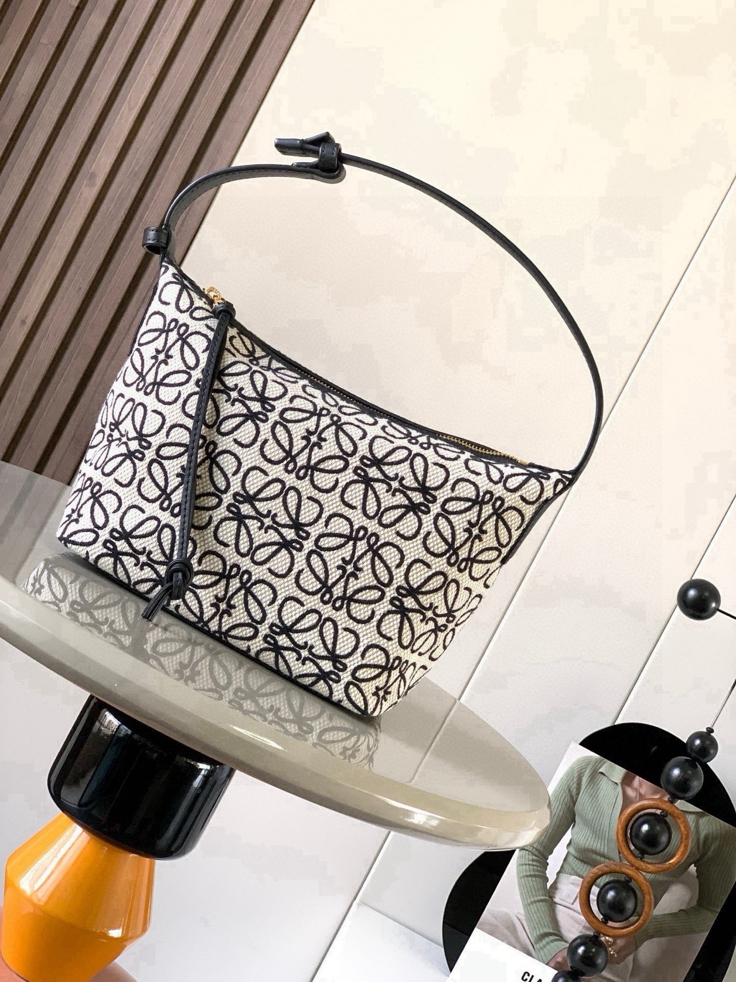 NO:854353,Anagram jacquard and cow leather Cubi handbag small lunch bag ~ Cubi lunch box bag The happiness of this season is given by Cubi!  L0ewe's latest popular underarm bag, the Cubi embroidered design, has a sense of luxury. It can produce a wonderful chemical reaction with any plain white T-shirt. The adjustment function of the shoulder straps is also very attentive, without too much tediousness. Just click it lightly to free your hands. It looks good in the hand, under the armpits and on the shoulders. It has a large capacity and is very light!  It’s so cute, come on and start the “street bombing” mode. The Cubi Anagram bag is a roomy shoulder bag with a cow leather base and soft body. This version is made of cow leather and Anagram jacquard!  Small size: 21~17~13CM Style No. 9007 Color black and white large flower, Loewe, loewe, cowhide19860909Anagram提花布和牛皮革 Cubi手袋小号便当包～Cubi饭盒包这一季的快乐是Cubi给的！L0ewe 最新抢手腋下包 Cubi绣花设计自带高级感 随便搭件素色白T都能产生奇妙的化学反应肩带的调节功能也十分用心,没有过多的繁琐,轻轻一扣,解放双手,手提、腋下肩背都好看 容量大、自重还很轻！太可爱了快来开启“炸街”模式Cubi Anagram 包袋是一款宽敞的肩包,带有牛皮革底座和柔软的包身.这个版本采用牛皮革和 Anagram 提花布制成！ 小号尺寸:21~17~13CM 款号9007 颜色黑白大花,罗意威,loewe,cowhide,Bag