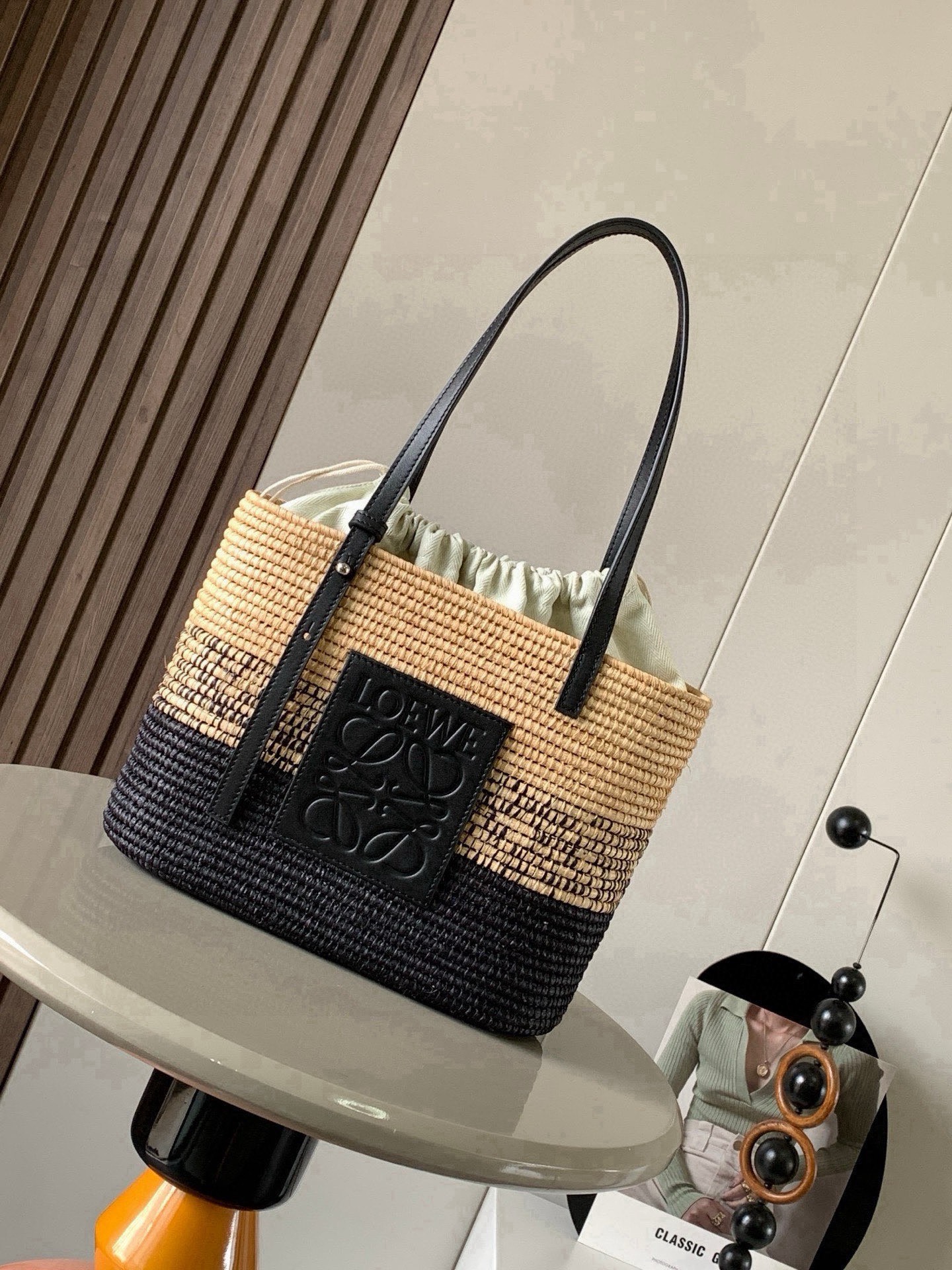 NO:854361,Popular small raffia fiber and cow leather square Basket handbag. This compact square Basket handbag is made of pure hand-woven raffia and cowhide leather. It has a simple and elegant appearance and is very light in weight. The style is simple and connotative. It feels like a Korean style. It feels right when you pick it up. It is very suitable for traveling and taking pictures. You can adjust the length of the strap by yourself. It can be worn casually when going out for an outing or commuting to work. It is very refreshing to carry. Square basket  It is definitely a must-have bag for beach vacations. Casual style must have a casual bag. This bag can not only hold a water bottle but also a small umbrella. The simple design and the L0EWE logo can be used by fairies of any age. Material Plant material (natural raffia) Size 27~20~10CM Style number 8001 Color black, Loewe, loewe, cowhide, umbrellas19860909爆款小号酒椰纤维和牛皮革方形 Basket 手袋这款紧凑的方形Basket手袋由拉菲草纯手工编织和牛皮革制成观简约大方且自重很轻,款式简单有内涵韩系穿搭拿上这个包包 feel 就来了很适合去外面旅游拍拍照可自行调节背带长度,外出郊游或者上班通勤随便一搭,背着都特别清爽Square basket 绝对是海边度假必备的一款包休闲风绝对要有一款休闲包,这款包包不但可以装下水瓶就连小雨伞都可以装下.简单的设计加上 L0EWE 标志,无论是任何年纪的仙女都可以驾驭它 材料植物材料（天然拉菲草） 尺寸27～20~10CM 款号8001 颜色黑色,罗意威,loewe,cowhide,umbrellas,Bag
