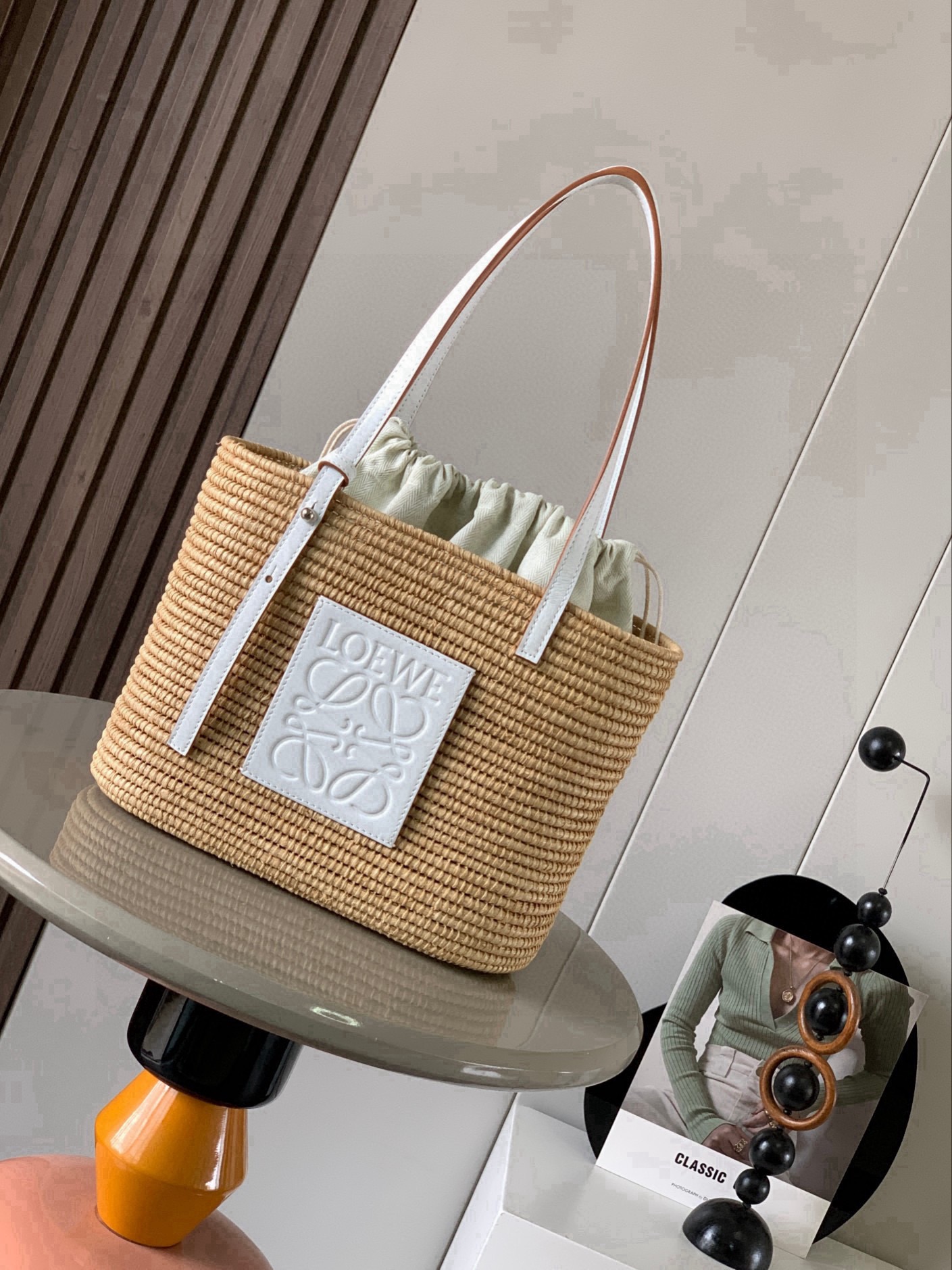 NO:854370,Popular small raffia fiber and cow leather square Basket handbag. This compact square Basket handbag is made of pure hand-woven raffia and cowhide leather. It has a simple and elegant appearance and is very light in weight. The style is simple and connotative. It feels like a Korean style. It feels right when you pick it up. It is very suitable for traveling and taking pictures. You can adjust the length of the strap by yourself. It can be worn casually when going out for an outing or commuting to work. It is very refreshing to carry. Square basket  It is definitely a must-have bag for seaside vacations. Casual style must have a casual bag. This bag can not only hold a water bottle but also a small umbrella. The simple design and the L0EWE logo can be used by fairies of any age. Material Plant material (natural raffia) Size 27~20~10CM Style number 8001 Color white, Loewe, loewe, cowhide, umbrellas19860909爆款小号酒椰纤维和牛皮革方形 Basket 手袋这款紧凑的方形Basket手袋由拉菲草纯手工编织和牛皮革制成观简约大方且自重很轻,款式简单有内涵韩系穿搭拿上这个包包 feel 就来了很适合去外面旅游拍拍照可自行调节背带长度,外出郊游或者上班通勤随便一搭,背着都特别清爽Square basket 绝对是海边度假必备的一款包休闲风绝对要有一款休闲包,这款包包不但可以装下水瓶就连小雨伞都可以装下.简单的设计加上 L0EWE 标志,无论是任何年纪的仙女都可以驾驭它 材料植物材料（天然拉菲草） 尺寸27～20~10CM 款号8001 颜色白色,罗意威,loewe,cowhide,umbrellas,Bag