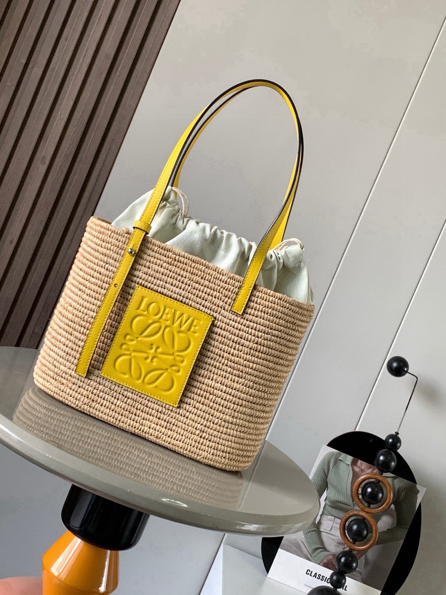 NO:854378,Popular small raffia fiber and cow leather square Basket handbag. This compact square Basket handbag is made of pure hand-woven raffia and cowhide leather. It has a simple and elegant appearance and is very light in weight. The style is simple and connotative. It feels like a Korean style. It feels right when you pick it up. It is very suitable for traveling and taking pictures. You can adjust the length of the strap by yourself. It can be worn casually when going out for an outing or commuting to work. It is very refreshing to carry. Square basket  It is definitely a must-have bag for beach vacations. Casual style must have a casual bag. This bag can not only hold a water bottle but also a small umbrella. The simple design and the L0EWE logo can be used by fairies of any age. Material Plant material (natural raffia) Size 27~20~10CM Style number 8001 Color yellow, Loewe, loewe, cowhide, umbrellas19860909爆款小号酒椰纤维和牛皮革方形 Basket 手袋这款紧凑的方形Basket手袋由拉菲草纯手工编织和牛皮革制成观简约大方且自重很轻,款式简单有内涵韩系穿搭拿上这个包包 feel 就来了很适合去外面旅游拍拍照可自行调节背带长度,外出郊游或者上班通勤随便一搭,背着都特别清爽Square basket 绝对是海边度假必备的一款包休闲风绝对要有一款休闲包,这款包包不但可以装下水瓶就连小雨伞都可以装下.简单的设计加上 L0EWE 标志,无论是任何年纪的仙女都可以驾驭它 材料植物材料（天然拉菲草） 尺寸27～20~10CM 款号8001 颜色黄色,罗意威,loewe,cowhide,umbrellas,Bag
