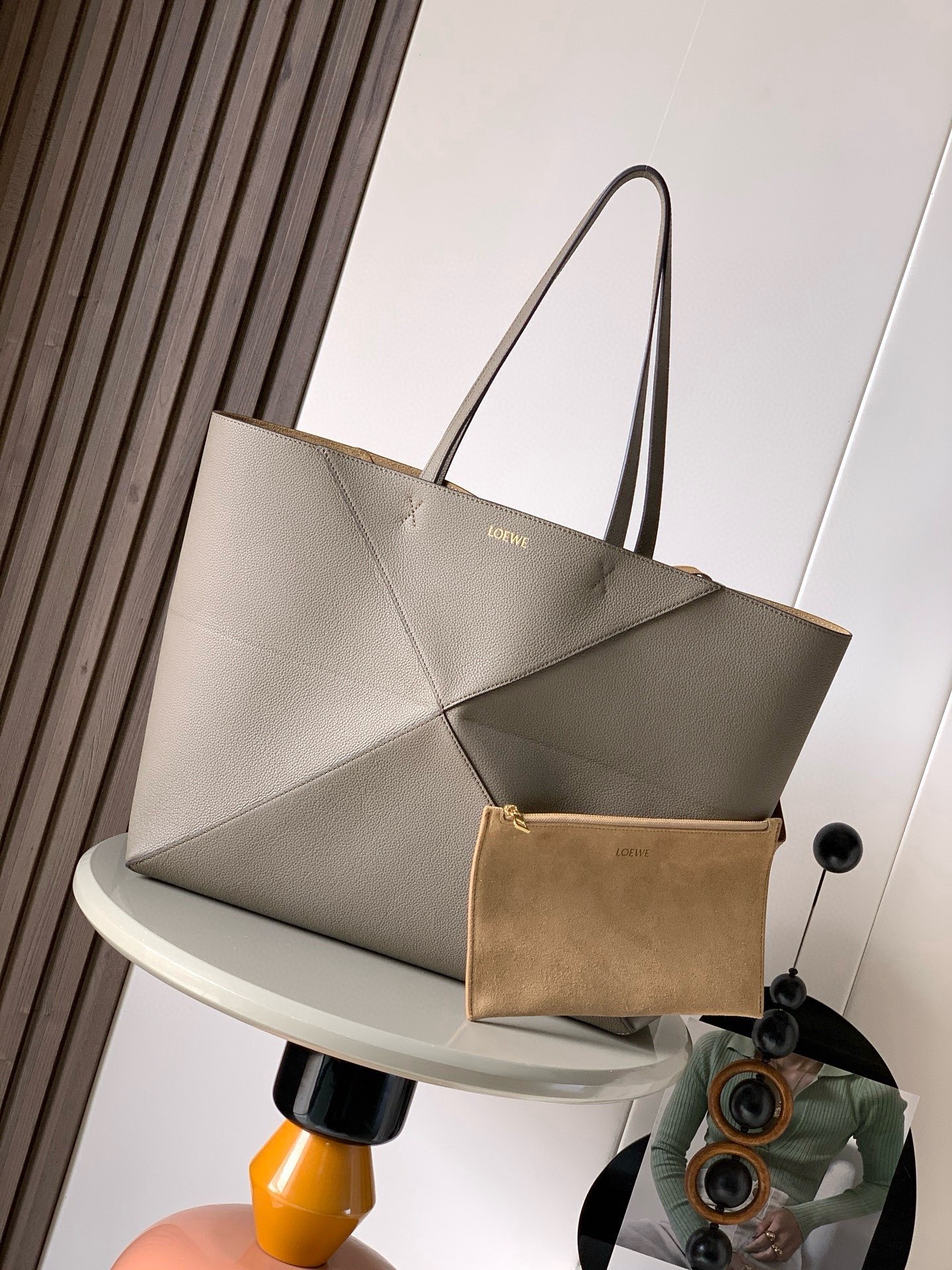 NO:854394,New large horizontal version of soft grained cow leather Puzzle Fold handbag Puzzle Fold is designed with a lightweight geometric structure and can be folded completely flat, making it a good travel companion. This large horizontal version of the handbag is made of soft grained cowhide and can be carried on the shoulder or by hand * Detachable suede zipper inner pocket Suede lining * L0EWE hot stamping Size 37CM ~ 33CM ~ 14.5CM Style No. 9155  Color taupe,loewe,loewe,cowhide19860909新款 大号柔软粒面牛皮革横版 Puzzle Fold 手袋Puzzle Fold 采用轻盈几何结构设计能够完全扁平折叠是旅行良伴此大号横版手袋采用柔软粒面牛皮革制成‘可肩背或手提*可拆卸绒面革拉链内袋绒面革衬里 *L0EWE 烫金 尺寸37CM～33CM～14.5CM 款号9155 颜色灰褐色,罗意威,loewe,cowhide,Bag