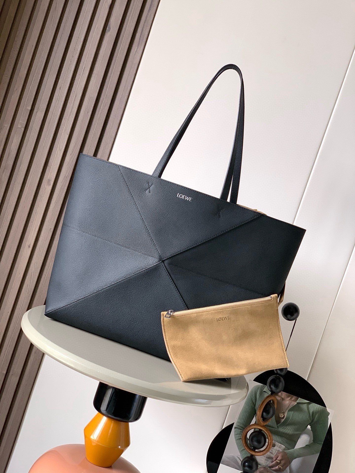 NO:854404,New large horizontal version of soft grained cow leather Puzzle Fold handbag Puzzle Fold is designed with a lightweight geometric structure and can be folded completely flat, making it a good travel companion. This large horizontal version of the handbag is made of soft grained cowhide and can be carried on the shoulder or by hand * Detachable suede zipper inner pocket Suede lining * L0EWE hot stamping Size 37CM ~ 33CM ~ 14.5CM Style No. 9155  Color black,loewe,loewe,cowhide19860909新款 大号柔软粒面牛皮革横版 Puzzle Fold 手袋Puzzle Fold 采用轻盈几何结构设计能够完全扁平折叠是旅行良伴此大号横版手袋采用柔软粒面牛皮革制成‘可肩背或手提*可拆卸绒面革拉链内袋绒面革衬里 *L0EWE 烫金 尺寸37CM～33CM～14.5CM 款号9155 颜色黑色,罗意威,loewe,cowhide,Bag