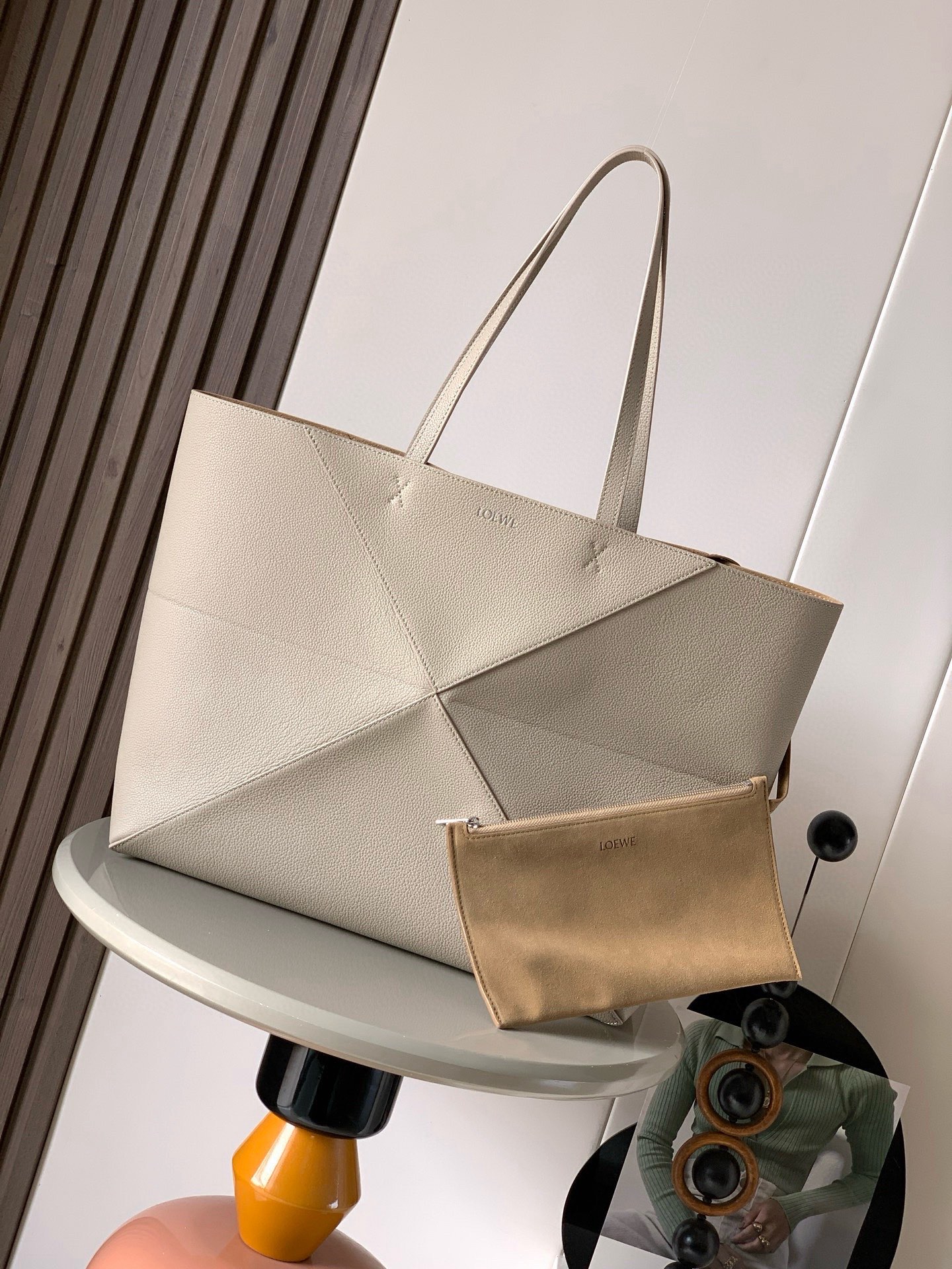 NO:854330,New large horizontal version of soft grained cow leather Puzzle Fold handbag Puzzle Fold is designed with a lightweight geometric structure and can be folded completely flat, making it a good travel companion. This large horizontal version of the handbag is made of soft grained cowhide and can be carried on the shoulder or by hand * Detachable suede zipper inner pocket Suede lining * L0EWE hot stamping Size 37CM ~ 33CM ~ 14.5CM Style No. 9155  Color clay,loewe,loewe,cowhide19860909新款 大号柔软粒面牛皮革横版 Puzzle Fold 手袋Puzzle Fold 采用轻盈几何结构设计能够完全扁平折叠是旅行良伴此大号横版手袋采用柔软粒面牛皮革制成‘可肩背或手提*可拆卸绒面革拉链内袋绒面革衬里 *L0EWE 烫金 尺寸37CM～33CM～14.5CM 款号9155 颜色粘土色,罗意威,loewe,cowhide,Bag