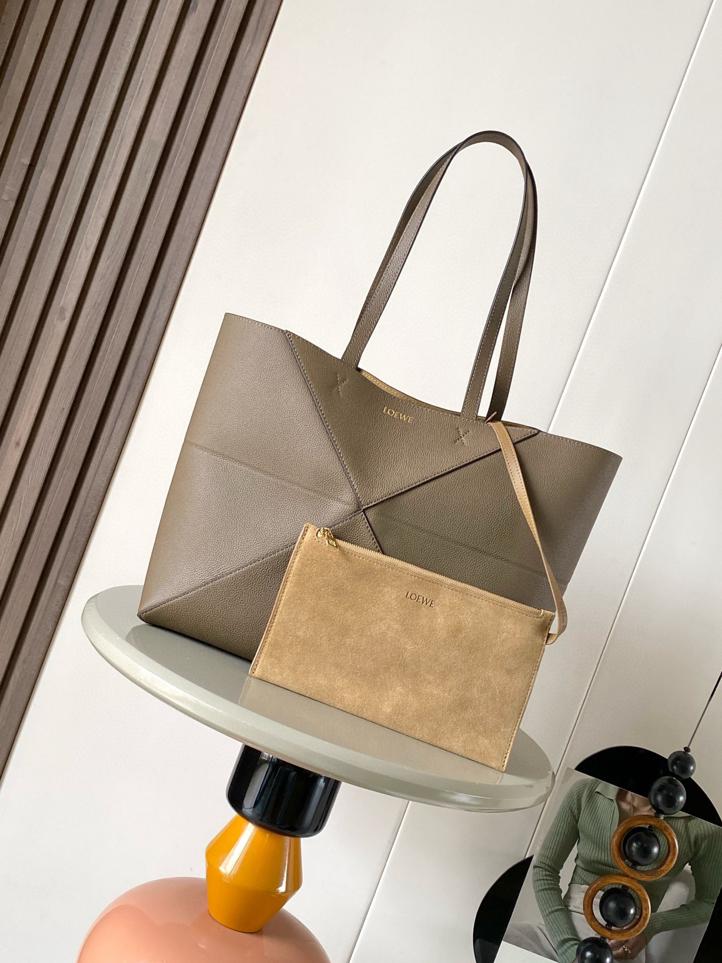 NO:854338,New medium-sized soft grained cowhide horizontal version Puzzle Fold handbag Puzzle Fold adopts a lightweight geometric structure design and can be folded completely flat, making it a good travel companion. This medium-sized horizontal version handbag is made of soft grained cowhide leather *can be carried on the shoulder or hand-held* suede lining Size 31.5～29～12.5CM Style number 9104 Color taupe Li, Loewe, loewe, cowhide19860909新款中号柔软粒面牛皮革横版 Puzzle Fold 手袋Puzzle Fold 采用轻盈几何结构设计能够完全扁平折叠是旅行良伴此中号横版手袋采用柔软粒面牛皮革制成*可肩背或手提*绒面革衬里 尺寸31.5～29～12.5CM 款号9104 颜色灰褐色荔,罗意威,loewe,cowhide,Bag