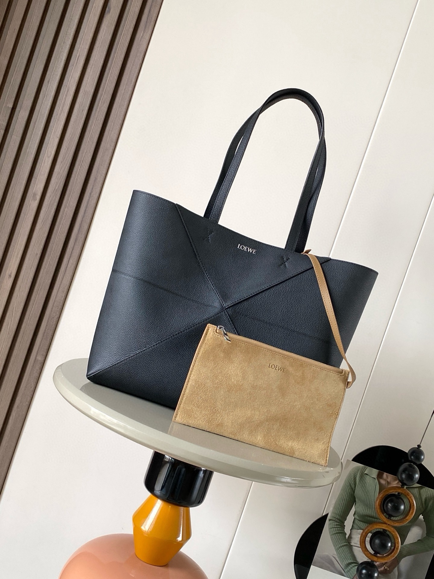 NO:854348,The new medium-sized soft grained cowhide horizontal Puzzle Fold handbag Puzzle Fold is designed with a lightweight geometric structure and can be folded completely flat, making it a good travel companion. This medium-sized horizontal handbag is made of soft grained cowhide. *Can be carried on the shoulder or handheld. *Suede lining. Size 31.5～29～12.5CM. Style No. 9104. Color: Black, Li, Loewe, Loewe, Cowhide.19860909新款中号柔软粒面牛皮革横版 Puzzle Fold 手袋Puzzle Fold 采用轻盈几何结构设计能够完全扁平折叠是旅行良伴此中号横版手袋采用柔软粒面牛皮革制成*可肩背或手提*绒面革衬里 尺寸31.5～29～12.5CM 款号9104 颜色黑色荔,罗意威,loewe,cowhide,Bag