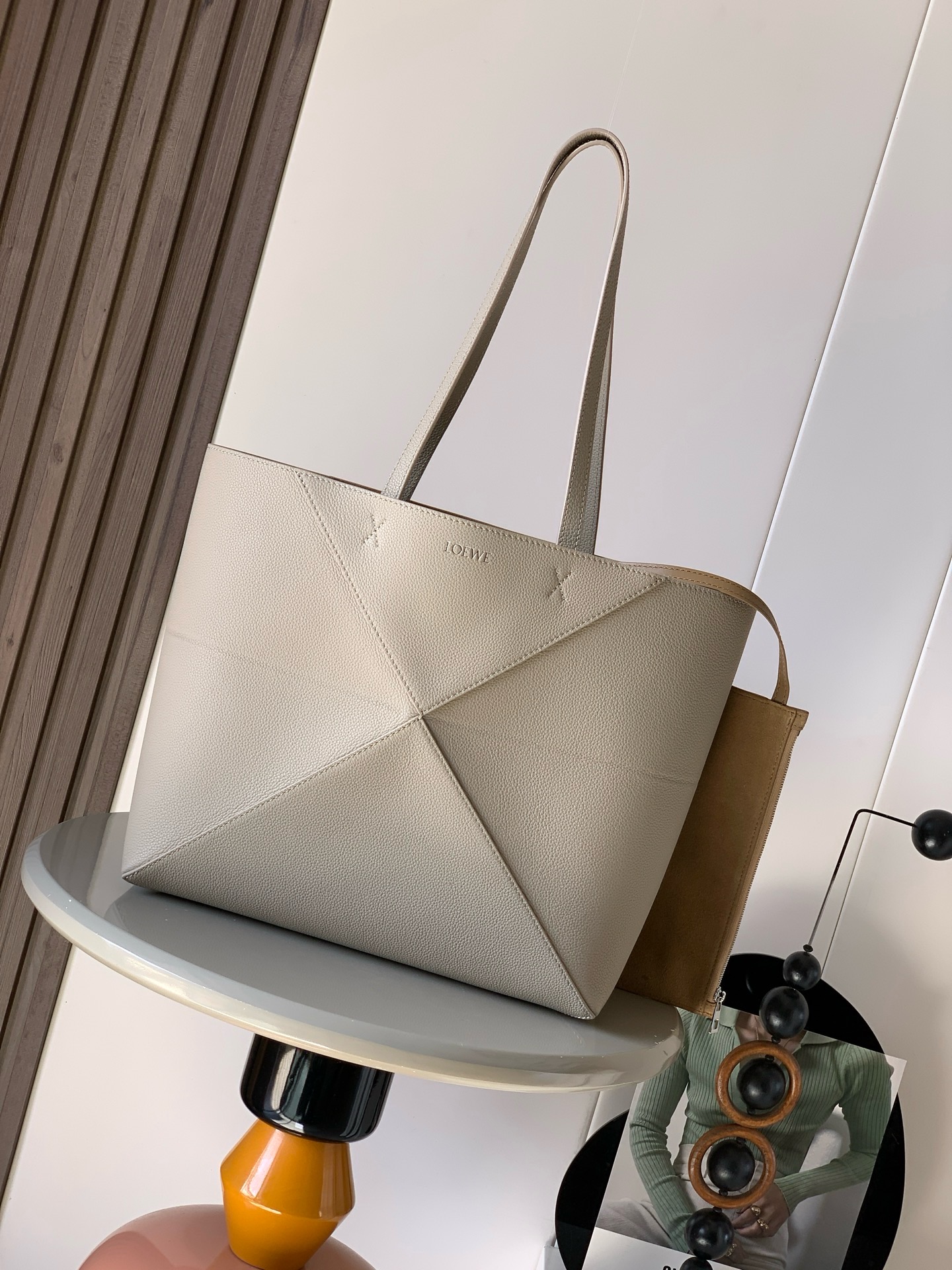 NO:854354,New medium-sized soft grained cowhide horizontal version Puzzle Fold handbag Puzzle Fold adopts a lightweight geometric structure design and can be folded completely flat, making it a good travel companion. This medium-sized horizontal version handbag is made of soft grained cowhide leather *can be carried on the shoulder or handheld* suede lining Size 31.5～29～12.5CM Style No. 9104 Color Clay Green, Loewe, loewe, cowhide19860909新款中号柔软粒面牛皮革横版 Puzzle Fold 手袋Puzzle Fold 采用轻盈几何结构设计能够完全扁平折叠是旅行良伴此中号横版手袋采用柔软粒面牛皮革制成*可肩背或手提*绒面革衬里 尺寸31.5～29～12.5CM 款号9104 颜色粘土绿,罗意威,loewe,cowhide,Bag