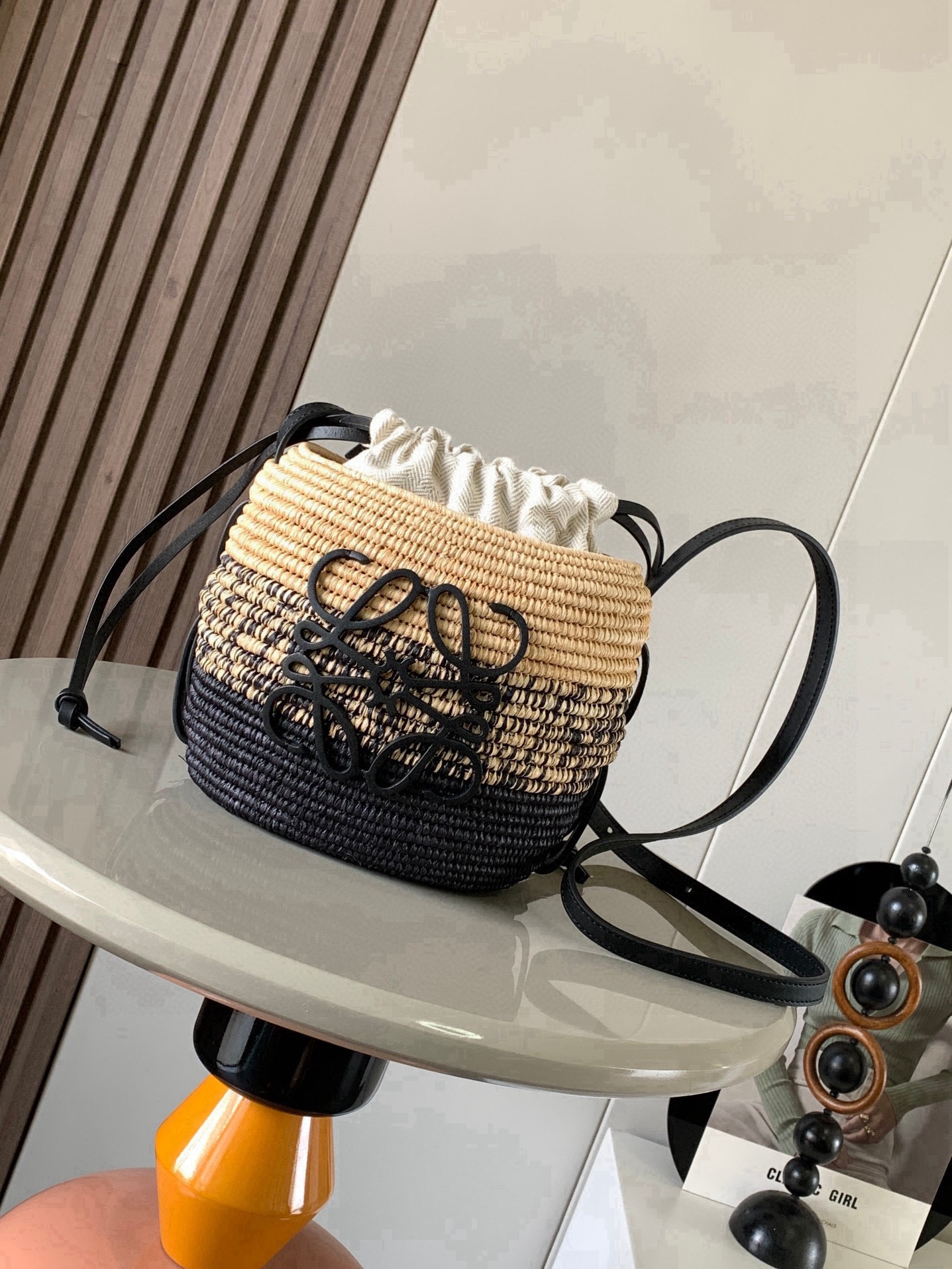 NO:854371,Raffia and Calf Leather Honeycomb Basket Small Honeycomb/Lantern Bag Woven bag with calfskin shoulder strap that runs through the entire honeycomb shape. This version is made of raffia and calfskin. Comes with an internal drawstring pouch and calfskin leather on the front. Anagram  The embroidery is different from the previous straw woven bags that can be carried on one shoulder. The small honeycomb can be carried cross-body or on one shoulder. It has a large capacity and is large enough to fit mobile phones, lipstick, powder, tissues, car keys, card holders and even power bank hand cream and other portable items. It comes with a non-detachable inner bag, which is more convenient for storage. The drawstring closure can tighten the small items inside to prevent them from falling out~ The upper body is really beautiful. The lazy and casual high-end feeling can easily be worn in all seasons~  Size 22～22～12CM Style No. 2 Color Black, Loewe, loewe, espadrilles, cowhide19860909酒椰纤维和牛皮革蜂巢Basket小蜂巢／灯笼包手袋编织包配有穿过整个蜂巢形状包身的牛皮革肩带这个版本采用酒椰叶纤维和牛皮革制成配有内置抽绳小包,正面饰有牛皮革 Anagram 刺绣跟以往单肩背的草编包不同小蜂巢可以斜挎、也可以单肩背容量大且足,手机、口红、粉饼、纸巾、车匙、卡包乃至于充电宝护手霜等等随身携带的物品完全放得下配有不可拆卸的内胆袋,更方便收纳抽绳开合可以束紧内里的小物品不容易掉出来～上身真的太好看了慵懒随性的高级感轻松包揽四季穿搭～ 尺寸22～22～12CM 款号2 颜色黑色,罗意威,loewe,espadrilles,cowhide,Bag