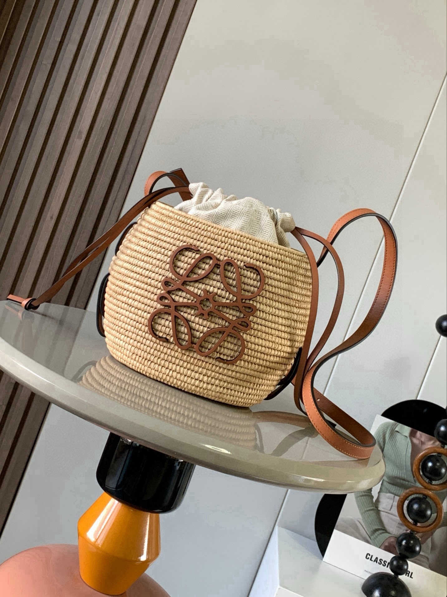 NO:854379,Raffia and Calf Leather Honeycomb Basket Small Honeycomb/Lantern Bag Woven bag with calfskin shoulder strap that runs through the entire honeycomb shape. This version is made of raffia and calfskin. Comes with an internal drawstring pouch and calfskin leather on the front. Anagram  The embroidery is different from the previous straw woven bags that can be carried on one shoulder. The small honeycomb can be carried cross-body or on one shoulder. It has a large capacity and is large enough to fit mobile phones, lipstick, powder, tissues, car keys, card holders and even power bank hand cream and other portable items. It comes with a non-detachable inner bag, which is more convenient for storage. The drawstring closure can tighten the small items inside to prevent them from falling out~ The upper body is really beautiful. The lazy and casual high-end feeling can easily be worn in all seasons~  Size 22～22～12CM Style No. 2 Color Brown, Loewe, loewe, espadrilles, cowhide19860909酒椰纤维和牛皮革蜂巢Basket小蜂巢／灯笼包手袋编织包配有穿过整个蜂巢形状包身的牛皮革肩带这个版本采用酒椰叶纤维和牛皮革制成配有内置抽绳小包,正面饰有牛皮革 Anagram 刺绣跟以往单肩背的草编包不同小蜂巢可以斜挎、也可以单肩背容量大且足,手机、口红、粉饼、纸巾、车匙、卡包乃至于充电宝护手霜等等随身携带的物品完全放得下配有不可拆卸的内胆袋,更方便收纳抽绳开合可以束紧内里的小物品不容易掉出来～上身真的太好看了慵懒随性的高级感轻松包揽四季穿搭～ 尺寸22～22～12CM 款号2 颜色棕色,罗意威,loewe,espadrilles,cowhide,Bag