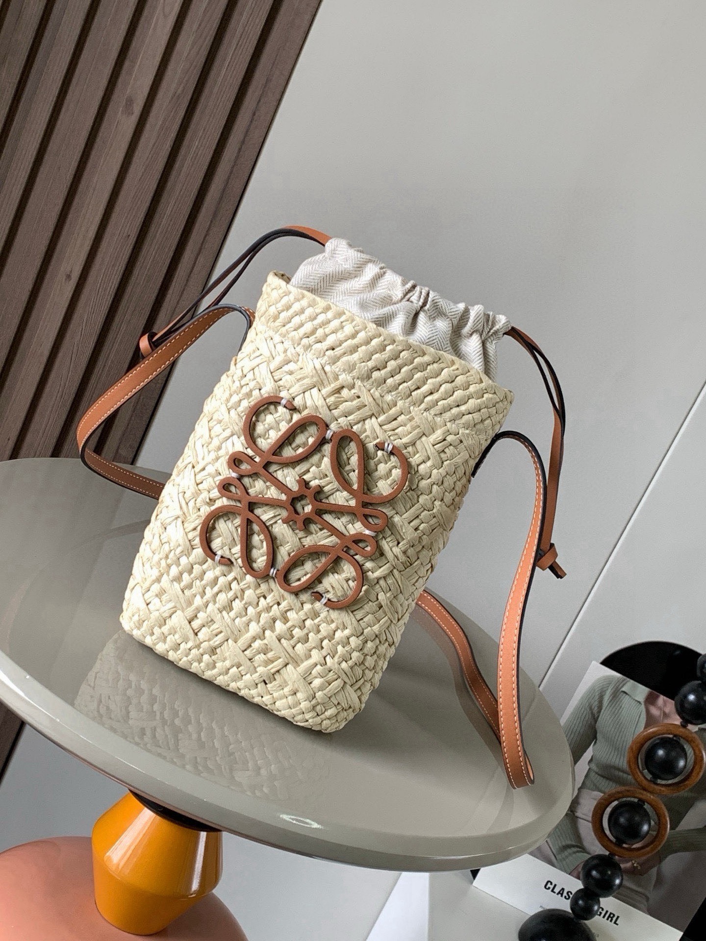 NO:854385,New woven mobile phone bag, Ilaca Palm and Cow Leather Square Pouch, This square pouch is made of Ilaca Palm and trimmed with cowhide leather Anagram  Equipped with a cowhide strap and a herringbone cotton canvas drawstring top, there are many celebrities who have the same style ~ A woven handbag is a must-have in summer. If you want to choose a bag as a summer must-have, it must be a woven bag. It is suitable for daily wear and weekend outings. It directly brings the summer atmosphere. The Anagram handbag has a classic hand-woven basket handbag. It is a holiday style when you carry it ◇ A must-have for summer!  Size 22CM～14CM～6CM Style No. 8009 Color brown, Loewe, loewe, cowhide19860909新款编织手机包,伊拉卡棕榈和牛皮革方形小袋,这款方形小袋采用伊拉卡棕榈制成饰有牛皮革 Anagram 配有一根牛皮革带子和人字纹棉质帆布抽绳顶部超多明星同款哦～夏天必备编织手袋,如果要选一只包包作为夏日必备那一定是编织包.既适合日常穿搭,也适合周末外出把夏日的氛围感直接拉满Anagram手袋带有经典手工编织的篮子手袋随手一背就是度假风◇夏日搭配必备！ 尺寸22CM～14CM～6CM 款号8009 颜色棕色,罗意威,loewe,cowhide,Bag
