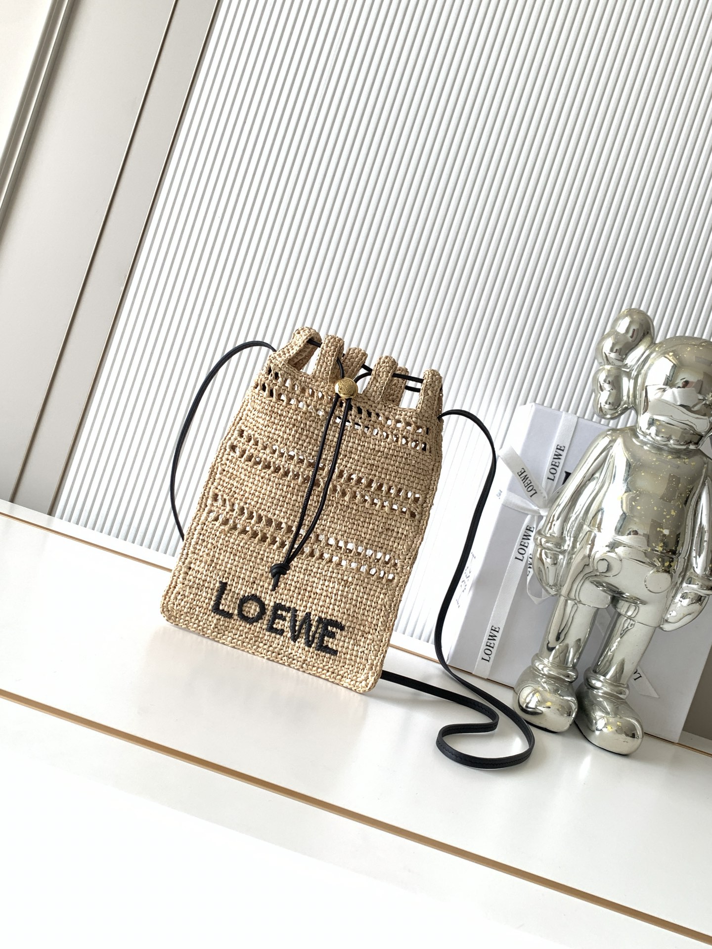 NO:854413,Raffia drawstring clutch Raffia drawstring pouch Adjustable with Anagram Pebble button Tubular leather strap Decorated with contrasting L0EWE embroidery * Can be worn on the shoulder or cross-body * Unlined * Engraved with Anagram Style No. 8029 Size 21CM～16CM～2CM Color Black, Loewe, loewe, handbag19860909拉菲草抽绳手拿包拉菲草抽绳小袋可通过 Anagram Pebble 按钮调整管状皮革饰带并饰有对比色L0EWE刺绣*可肩背或斜挎*无衬里*镌刻Anagram 款号8029 尺寸21CM～16CM～2CM 颜色黑色,罗意威,loewe,handbag,Bag
