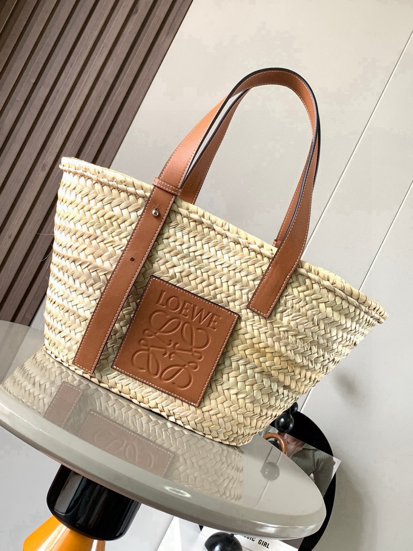NO:854423,Large Palm Leaf and Cow Leather Basket Bag A Traditional Basket  The handbag has a classic hand-woven body and cow leather top handles. This version is made of palm leaf and cow leather. Due to handcrafting, the size may be slightly different, making each purchase unique. It is really a super atmospheric bag and a must-have for spring and summer fairies. The magic is that no matter what style of clothes you wear, just carry it ~ full of casual and fresh, a must-have for going out ~ it can be worn in both pastoral and urban styles!  Many celebrities have the same style ~ and it’s very lightweight!  The classic fighter◇Hurry and get it in your bag. Size 47CM~28CM~25CM. Style No. 8005. Color brown, Loewe, loewe, cowhide.19860909大号棕榈叶和牛皮革 Basket 手袋一个传统的 Basket 手袋带有经典的手工编织包身和牛皮革顶部提手这个版本采用棕榈叶和牛皮革制成由于手工制作,尺寸可能略有不同,使每次购买都独一无真的是超级有氛围感的包款春夏季仙女的必备款它的神奇之处在于无论你穿什么风格的衣服只要拎着它～满满的随性感小清新～出门必备的东西～都能装得下田园风,可都市！超多明星同款哦～而且自重很轻！经典中的战斗机◇快快纳入囊中吧 尺寸47CM~28CM~25CM 款号8005 颜色棕色,罗意威,loewe,cowhide,Bag