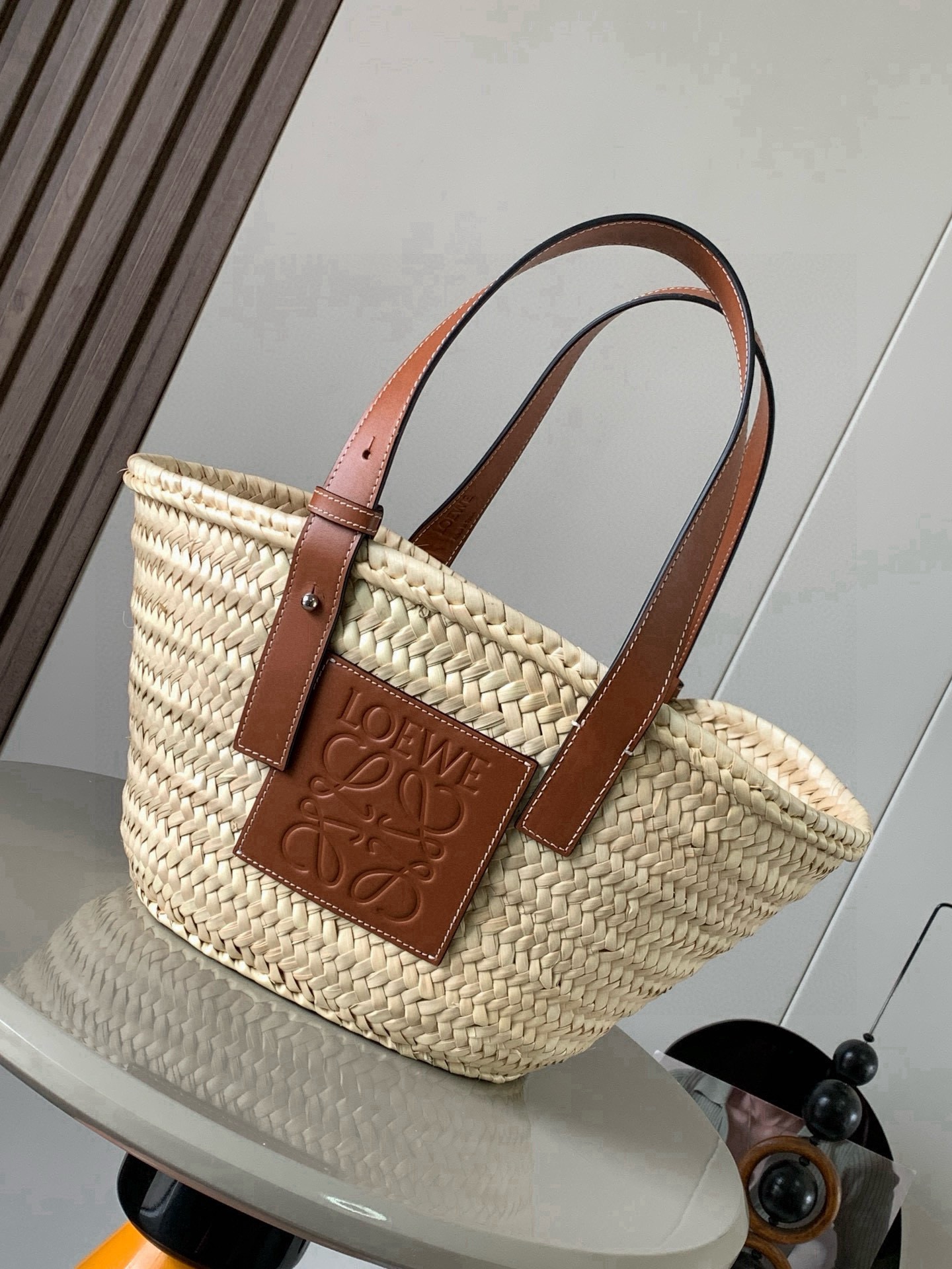 NO:854433,Small Palm Leaf and Cow Leather Basket Bag A Traditional Basket  The handbag has a classic hand-woven body and cow leather top handles. This version is made of palm leaf and cow leather. Due to handcrafting, the size may be slightly different, making each purchase unique. It is really a super atmospheric bag and a must-have for spring and summer fairies. The magic is that no matter what style of clothes you wear, just carry it ~ full of casual and fresh, a must-have for going out ~ it can be worn in both pastoral and urban styles!  Many celebrities have the same style ~ and it’s very lightweight!  The classic fighter◇Hurry and get it in your bag. Size 31CM~17.5CM~13CM. Style No. 8004. Color brown, Loewe, loewe, cowhide.19860909小号棕榈叶和牛皮革 Basket 手袋一个传统的 Basket 手袋带有经典的手工编织包身和牛皮革顶部提手这个版本采用棕榈叶和牛皮革制成由于手工制作,尺寸可能略有不同,使每次购买都独一无真的是超级有氛围感的包款春夏季仙女的必备款它的神奇之处在于无论你穿什么风格的衣服只要拎着它～满满的随性感小清新～出门必备的东西～都能装得下田园风,可都市！超多明星同款哦～而且自重很轻！经典中的战斗机◇快快纳入囊中吧 尺寸31CM~17.5CM~13CM 款号8004 颜色棕色,罗意威,loewe,cowhide,Bag