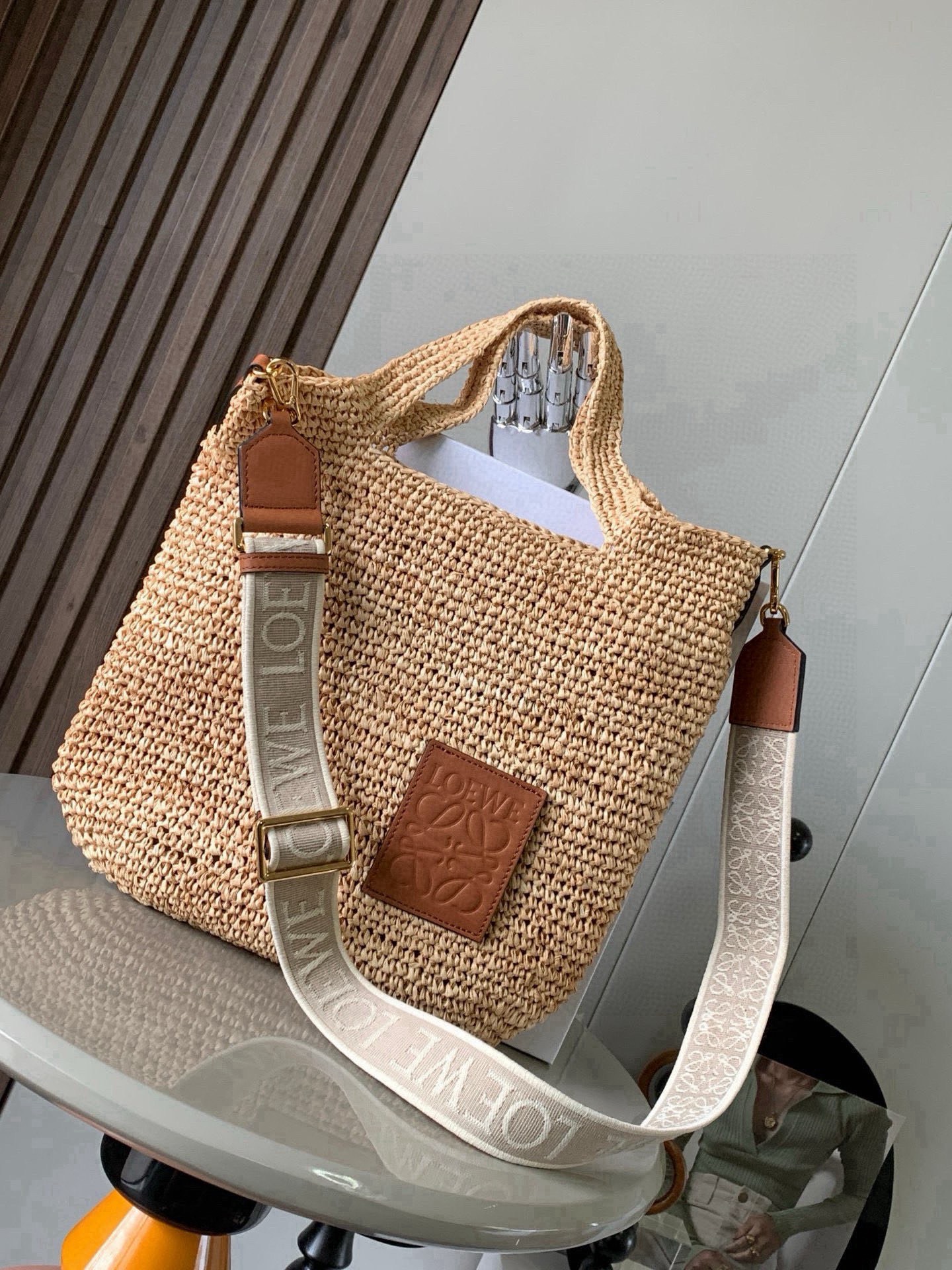 NO:854451,Popular Raffia and Cow Leather Slit Handbag Multifunctional Slit Tote Handbag The top handle and bag body are made of soft hand-woven raffia fiber. I feel sorry for myself if I don’t buy a straw bag in summer. It is perfect for travel in summer. It is refreshing and can be carried on your back and looks good!  Qingqing's versatile and unique lazy style design has great capacity. It combines exquisite craftsmanship with fashion and comes with an embroidered letter shoulder strap. I love it. Size 30CM~30CM~8CM. Style No. 6. Color Brown, Loewe, Loewe, Espadrilles, Cowhide19860909爆款 酒椰纤维和牛皮革 Slit 手袋多功能 Slit Tote 手袋顶部手柄和包身均采用柔软的手工编织酒椰纤维制成夏季不买一个草编包都感觉对不起自己夏日超适合出游,清爽能装怎么背怎么好看！轻轻自己百搭独特的懒散风格设计容量也是杠杠的,精湛的工艺与时尚结合还配有一条刺绣字母肩带,太爱了 尺寸30CM~30CM~8CM 款号6 颜色棕色,罗意威,loewe,espadrilles,cowhide,Bag