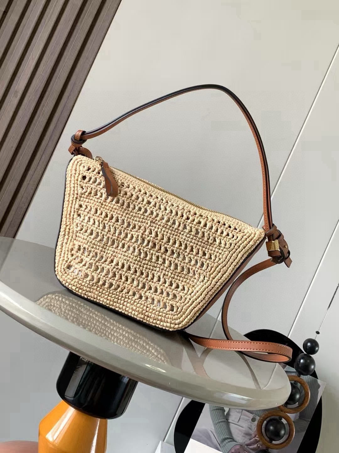 NO:854480,Raffia woven handbag, popular Hammock Hobo handbag, new hammock bag/underarm bag, one with three functions: portable, shoulder, and diagonal hanging!  There are many ways to DIY freely. The super versatile Hammock Hobo handbag deconstructs the design of the classic handbag that can easily change its shape, retaining the representative hammock shape, and creates a fashionable, versatile and ergonomic Hobo handbag. The upper body can only be so fragrant!  The two shoulder straps can be worn under the arm or cross-body. The whole body of the bag is super soft. The details include dice beading. The classic short front and long back, the characteristic small round hem, and the whole playful feel. This version is made of classic cow leather. The knotted cow leather strap can be personalized.  Size 28～17～9.5CM Style No. 8023 Color brown, Loewe, loewe, espadrilles, cowhide19860909拉菲草编织手袋,爆款HammockHobo手袋新款吊床包/腋下包,一款三用:手提、肩背、斜挂！可以自由DIY玩法多多,超级百搭Hammock Hobo手袋将经典手袋能轻松改变形状的设计进行解构保留颇具代表性的吊床造型,打造出一款时尚百搭且符合人体工学的 Hobo 手袋上身只能太香了！两根肩带可以腋下也可以斜挎包身全牛皮超级柔软,细节之处有的骰子串珠经典的前短后长,特色的小圆摆,一整个俏皮感此版本采用经典牛皮革制成,打结牛皮革带子可进行个性化设计＊可肩背、斜背或手提＊拉链开合＊牛皮革拉链头＊人字纹棉质帆布衬里＊ 尺寸28～17～9.5CM 款号8023 颜色棕色,罗意威,loewe,espadrilles,cowhide,Bag