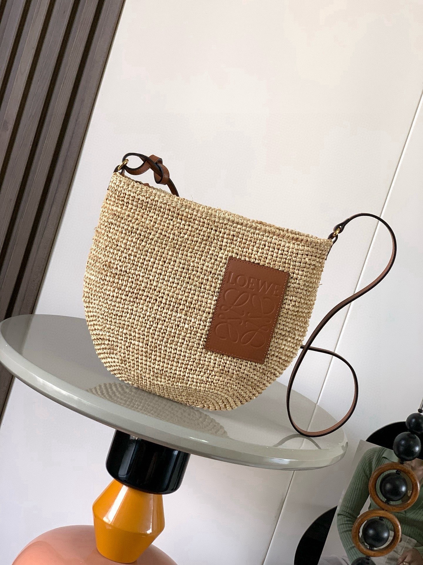 NO:854498,Raffia and cow leather Slit Pochette The same model as the star handbag, the Slit Pochette is a compact daily bag. This handbag is made in Spain using raffia leaves grown, harvested, dried and hand-woven by Madagascar craftsmen * Can be worn cross-body or on the shoulder * Cow leather shoulder strap * Zipper closure cow leather zipper puller * Embossed Anagram patch * Works are handmade. Sizes may vary slightly, each style is unique. Size 27CM～17CM～9CM  Style No. 8025 Color Brown, Loewe, loewe, cowhide19860909拉菲草和牛皮革 Slit Pochette 手袋明星同款Slit Pochette是小巧的日常包款此手袋在西班牙使用由马达加斯加工匠种植、收获、晒干并手工编织的拉菲草叶制成*可斜挎或肩背*牛皮革肩带*拉链开合牛皮革拉链头*压纹Anagram贴片*作品以手工制作尺寸可能略有不同,每款皆独一无二 尺寸27CM～17CM～9CM 款号8025 颜色棕色,罗意威,loewe,cowhide,Bag