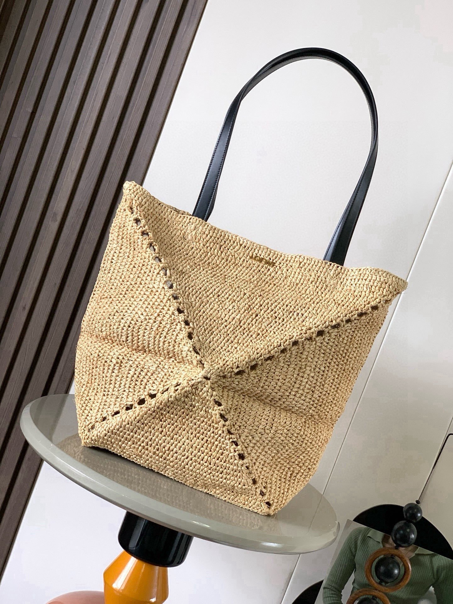 NO:854412,Popular Medium Raffia Puzzle Fold Handbag The Puzzle Fold features a lightweight geometric structure that folds completely flat, making it an ideal travel companion. Decorated with mixed stripes, this medium version is made in Spain from raffia palm leaves grown and hand-woven by Madagascar artisans. *Can be worn over the shoulder or by hand *Unlined 'Gold-tone metal'  L0EWE logo I feel sorry for myself if I don’t buy a straw bag in summer. It is very suitable for travel in summer. It is refreshing and easy to carry. It is versatile and has a unique lazy style design with great capacity. It combines exquisite craftsmanship with fashion and comes with an embroidered letter shoulder strap. I love it. Size 31CM~25CM~14CM. Style number 8026, Loewe, loewe, espadrilles.19860909爆款 中号拉菲草 Puzzle Fold 手袋Puzzle Fold 采用轻盈几何结构设计,能够完全扁平折叠,是旅行良伴.此中号版本饰以混合条纹,在西班牙使用由马达加斯加工匠种植并手工编织的拉菲草棕榈叶制成.*可肩背或手提*无衬里“金色金属 L0EWE标志夏季不买一个草编包都感觉对不起自己夏日超适合出游,清爽能装怎么背怎么好看！轻轻自己百搭独特的懒散风格设计容量也是杠杠的,精湛的工艺与时尚结合还配有一条刺绣字母肩带,太爱了 尺寸31CM~25CM~14CM 款号8026,罗意威,loewe,espadrilles,Bag
