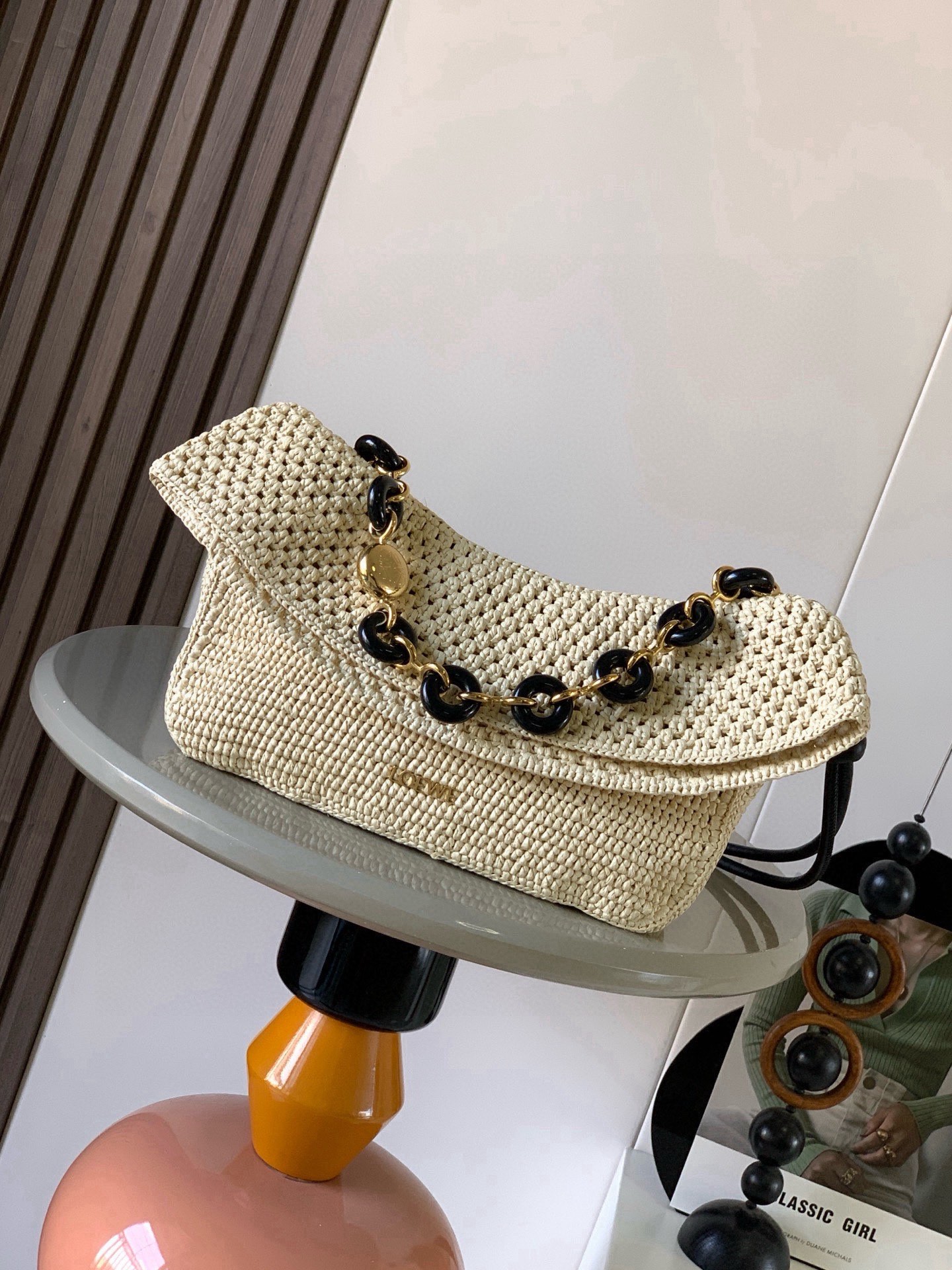 NO:854432,Medium raffia and cowhide leather Ola handbag star same model Ola is a soft, lightweight and versatile summer handbag, with a curved body, a smooth-line flap and a striking donut chain. This medium version is made of raffia and cowhide leather * Detachable cowhide tubular shoulder strap donut chain * Flap closure * One inner pocket * Metal L0EWE, engraved Anagram logo Size 26CM ~ 18CM ~ 13CM Style No. 8027  Color black,loewe,loewe,cowhide19860909中号拉菲草和牛皮革 Ola 手袋明星同款Ola 是柔软轻便且灵活百搭的夏日手袋,采用弧形主体、线条流畅的翻盖和醒目甜甜圈链条此中号版本采用拉菲草和牛皮革制成*可拆卸牛皮革管状肩带甜甜圈链条*翻盖开合*一个内袋*金属 L0EWE,镌刻 Anagram 标志 尺寸26CM～18CM～13CM 款号8027 颜色黑色,罗意威,loewe,cowhide,Bag
