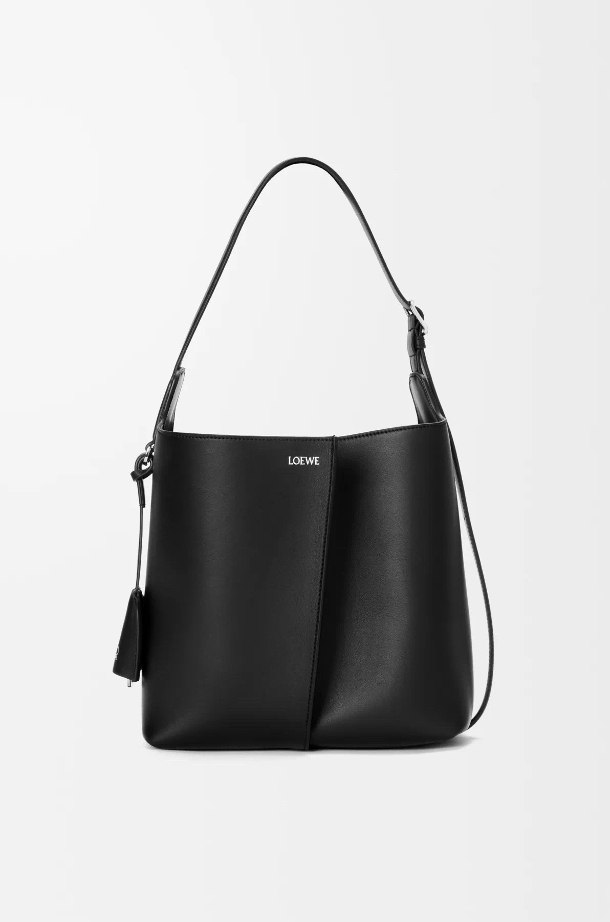 NO:854443,Medium Smooth Calf Leather Bilbao Bucket Bag Billbao trapezoidal bucket bag has a simple geometric design. Crafted from leather panels with pleats in the center, the shape is soft and close-fitting. Ideal for everyday carry. This medium version is made of smooth cow leather. * Can be worn on the shoulder or cross-body * Adjustable shoulder strap * Detachable Double L  Embossed leather bell-shaped charm with built-in practical bottle opener *Extra external D-ring can be used to match personalized charms *Hook fastener to secure belongings *Suede lining *L0EWE hot silver Size 25CM～24CM～13CM Style No. 9176 Color Black, Loewe, loewe, cowhide19860909中号光滑牛皮革 Bilbao水桶手袋Billbao 梯形水桶手袋呈现简约几何设计采用皮革拼接打造,中央饰有褶裥,造型柔软贴身是日常随身携带的理想选择此中号版本采用光滑牛皮革制成*可肩背或斜挎*可调节肩带*可拆卸 Double L 压纹皮革钟形挂饰内藏实用开瓶器*额外的外部D形环可用于搭配个性化挂饰*钩扣可固定随身物品*绒面革衬里 *L0EWE 烫银 尺寸25CM～24CM～13CM 款号9176 颜色黑色,罗意威,loewe,cowhide,Bag