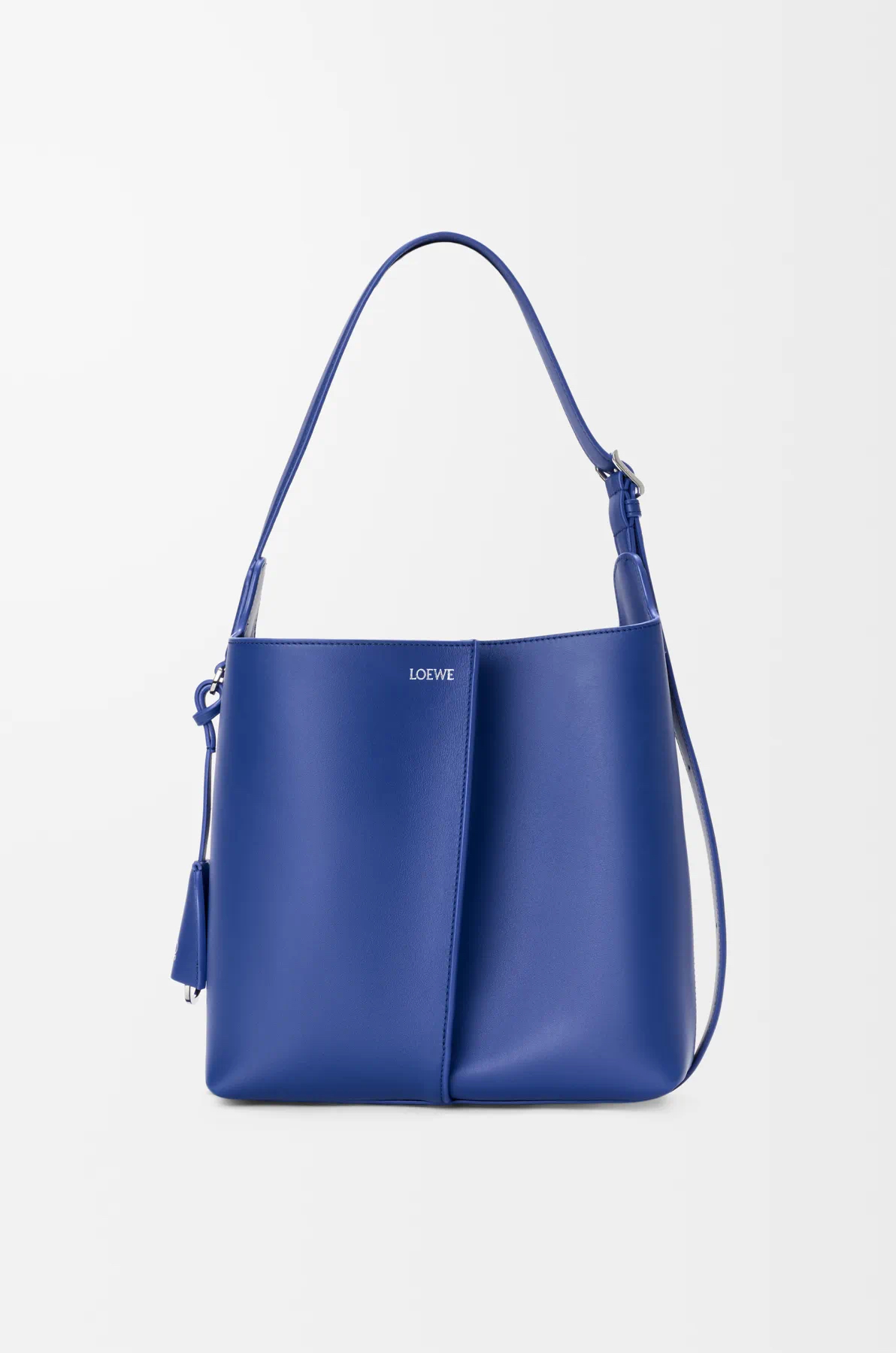 NO:854453,Medium Smooth Calf Leather Bilbao Bucket Bag Billbao trapezoidal bucket bag has a simple geometric design. Crafted from leather panels with pleats in the center, the shape is soft and close-fitting. Ideal for everyday carry. This medium version is made of smooth cow leather. * Can be worn on the shoulder or cross-body * Adjustable shoulder strap * Detachable Double L  Embossed leather bell-shaped charm with built-in practical bottle opener *Extra external D-ring can be used to match personalized charms *Hook fastener to secure belongings *Suede lining *L0EWE hot silver Size 25CM～24CM～13CM Style No. 9176 Color: starry sky blue, Loewe, loewe, cowhide19860909中号光滑牛皮革 Bilbao水桶手袋Billbao 梯形水桶手袋呈现简约几何设计采用皮革拼接打造,中央饰有褶裥,造型柔软贴身是日常随身携带的理想选择此中号版本采用光滑牛皮革制成*可肩背或斜挎*可调节肩带*可拆卸 Double L 压纹皮革钟形挂饰内藏实用开瓶器*额外的外部D形环可用于搭配个性化挂饰*钩扣可固定随身物品*绒面革衬里 *L0EWE 烫银 尺寸25CM～24CM～13CM 款号9176 颜色星空蓝,罗意威,loewe,cowhide,Bag