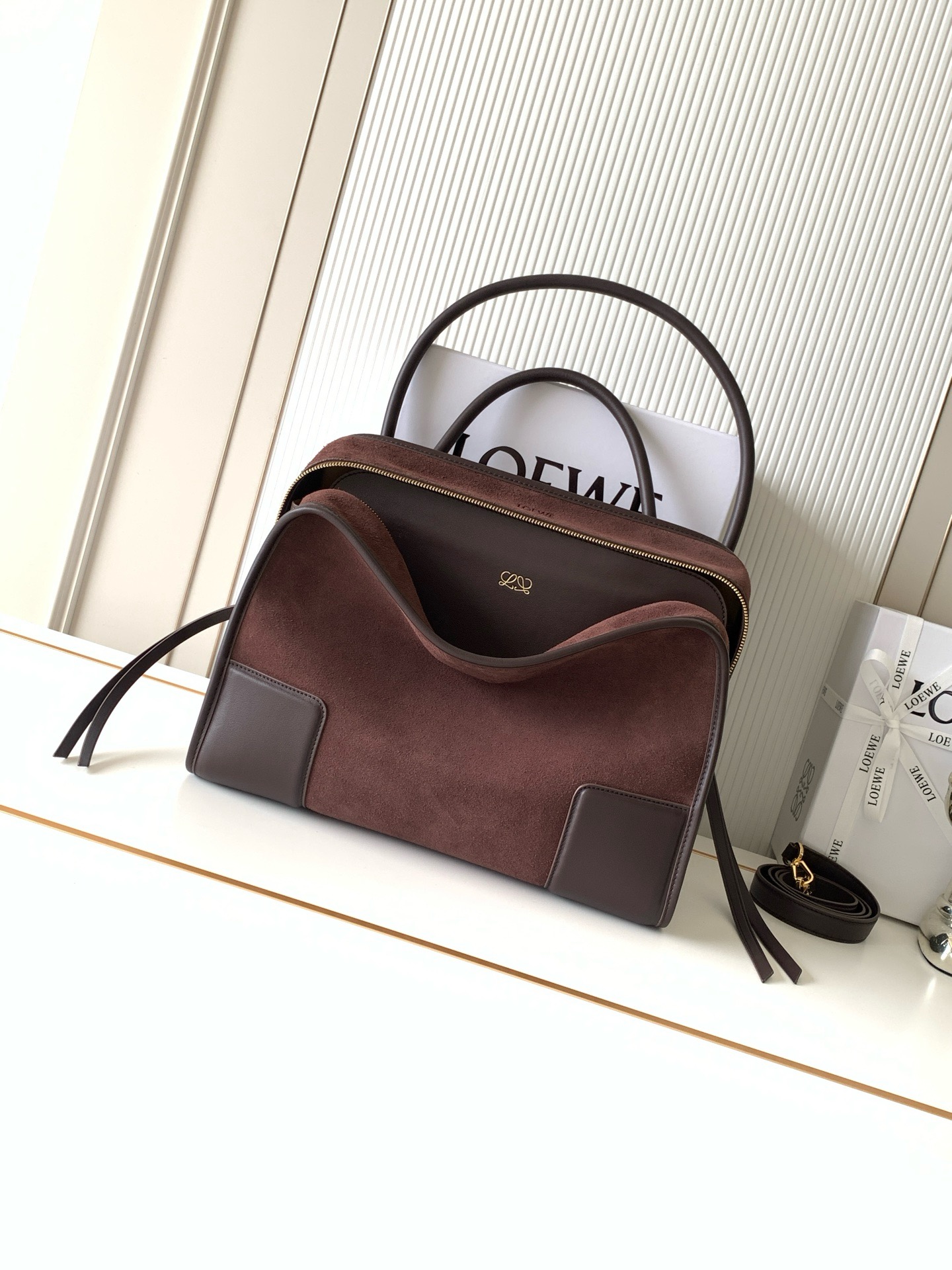 NO:854425,New Large Suede Amazon 180 Handbag Celebrity Same Style Amazon  180 reinterprets the legendary handbag in a casual silhouette with a single top handle. The bag features an open design. The main compartment is secured with a hidden buckle and features a detachable shoulder and cross-body strap for a practical style. This large version is made from soft calfskin leather*3  Two ways to carry: Short handle, detachable shoulder and cross-body straps *Zipper with two leather zipper pulls*Two compartments, main compartment with magnetic closure  L embossed brand logo Size 34.5CM～27CM～14CM Style number 9173 Color dark maroon/frosted, Loewe, loewe, cowhide19860909新款大号绒面革Amazona 180 手袋 明星同款Amazona 180重新诠释传奇手袋呈现休闲廓形,搭配单一顶部提手手袋采用开放式设计主隔层以隐藏扣固定搭配可拆卸肩背和斜挎背带打造实用风格.此大号版本采用柔软牛皮革制成*三种携带方式短提手、可拆卸肩背和斜挎背带*拉链配有两个皮革拉链头*两个隔层,主隔层以磁扣开合*内部扁平口袋*左侧D形环可定制*织物衬里*烫金或烫银,Double L 压纹品牌标志 尺寸34.5CM～27CM～14CM 款号9173 颜色深栗色/磨砂,罗意威,loewe,cowhide,Bag