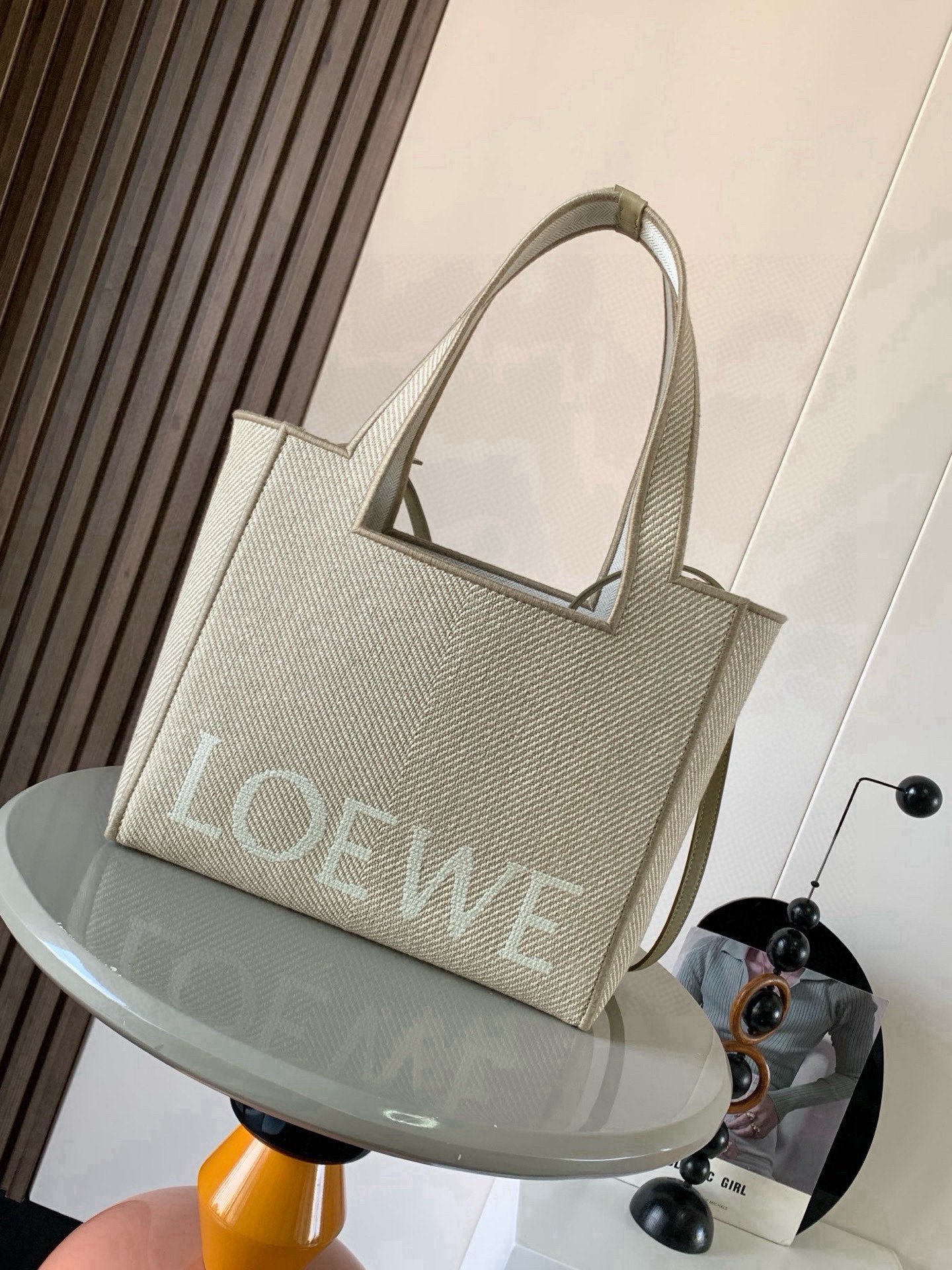NO:854444,New LOEWE Font Tote bag in jacquard canvas LOEWE Font Tote is a rectangular bag decorated with contrasting colors LOEWE signature Medium version in jacquard canvas with leather trim. * Can be worn on the shoulder, cross-body or handbag * Detachable and adjustable shoulder strap * Fabric lining Style No. 9089 Color Linen Original  Size 30cm～15cm～25.5cm, Loewe, loewe, loewe19860909全新提花帆布LOEWE Font Tote 手袋 LOEWE Font Tote 是一款长方体手袋,饰有对比色 LOEWE 标志中号版本以提花帆布制成饰有皮革饰边.＊可肩背、斜挎或手提＊可拆卸可调节肩带＊织物衬里 款号9089 颜色亚麻原色 尺寸30cm～15cm～25.5cm,罗意威,loewe,loewe,Bag