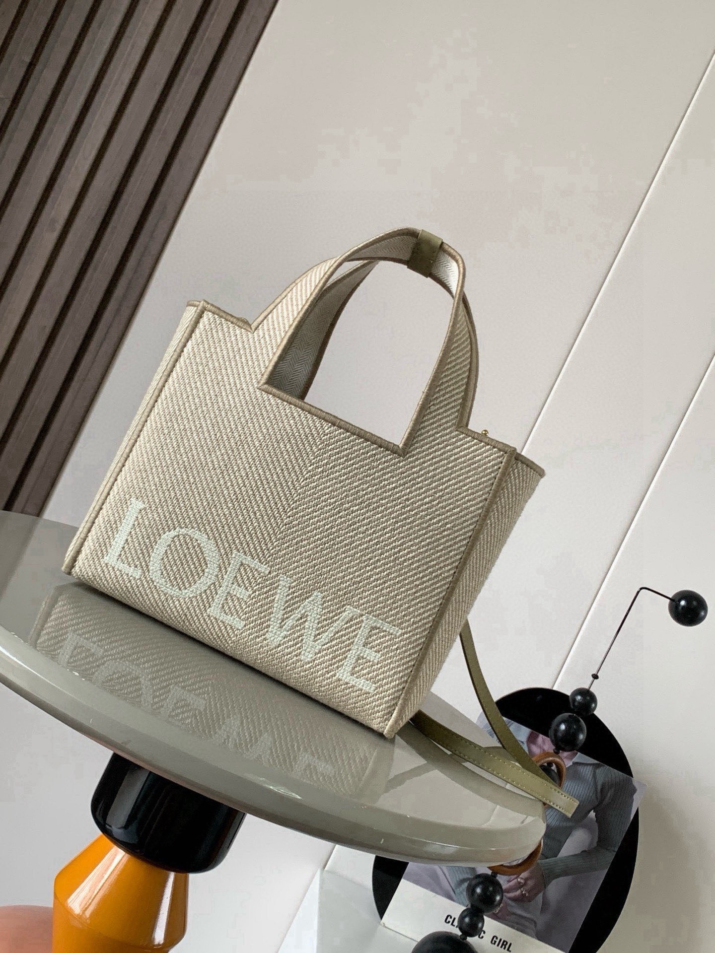 NO:854454,Small LOEWE Font Tote bag in jacquard canvas The LOEWE Font Tote is a rectangular handbag decorated with the contrasting LOEWE logo. The small version is made of jacquard canvas with leather trim. * Can be worn on the shoulder, cross-body or handbag * Detachable and adjustable shoulder strap * Fabric lining Style No. 9090 Color Raw linen  Size 24cm～11cm～19.5cm, Loewe, loewe, loewe19860909小号提花帆布 LOEWE Font Tote 手袋 LOEWE Font Tote 是一款长方体手袋,饰有对比色 LOEWE 标志.小号版本以提花帆布制成饰有皮革饰边.＊可肩背、斜挎或手提＊可拆卸可调节肩带＊织物衬里 款号9090 颜色亚麻原色 尺寸24cm～11cm～19.5cm,罗意威,loewe,loewe,Bag