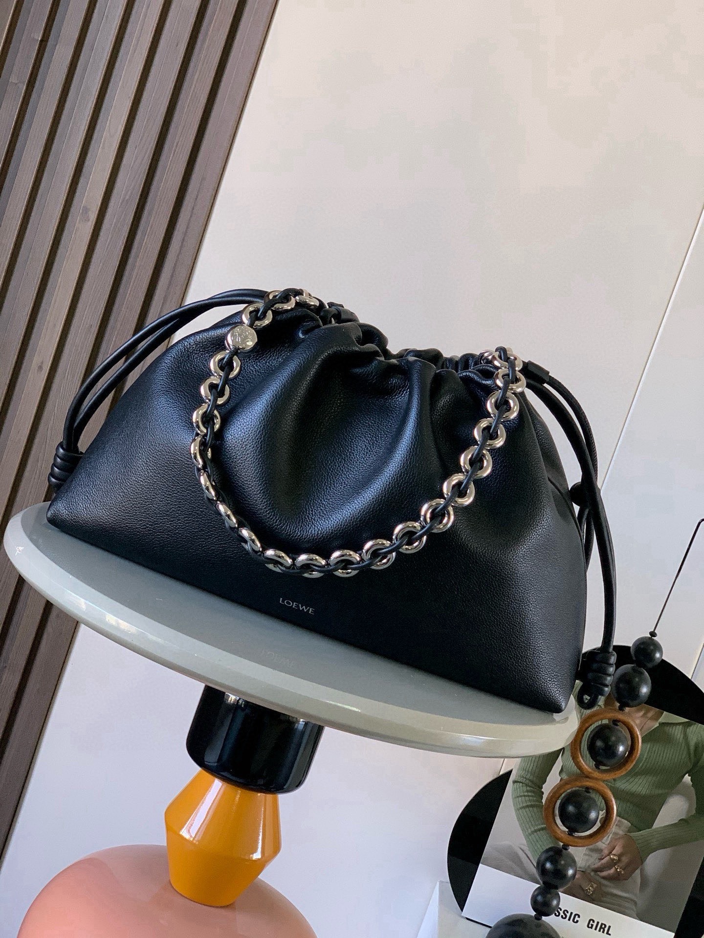 NO:854550,New Large Deer Leather Flamenco Purse Clutch Flamenco Purse features pleated sides with signature knots. This large version is made of deer leather. * Can be worn on the shoulder, cross-body or handheld * Detachable and adjustable leather shoulder strap * Durable, soft and shiny Detachable donut chain decorated with Anagram Pebble * Magnetic closure * Suede lining * LOEWE hot silver  Size 41cm～9cm～26cm Color black deerskin Style number 9088, Loewe, loewe, loewe, handbag19860909新款大号鹿皮革 Flamenco Purse 手拿包Flamenco Purse 采用褶皱设计侧面搭配标志性绳结此大号版本采用鹿皮革制成.＊可肩背、斜挎或手提＊可拆卸可调节皮革肩带＊耐磨耐造又软又有光泽可拆卸甜甜圈链条饰有 Anagram Pebble ＊磁扣开合＊绒面革衬里＊ LOEWE 烫银 尺寸41cm～9cm～26cm 颜色黑色鹿皮 款号9088,罗意威,loewe,loewe,handbag,Bag