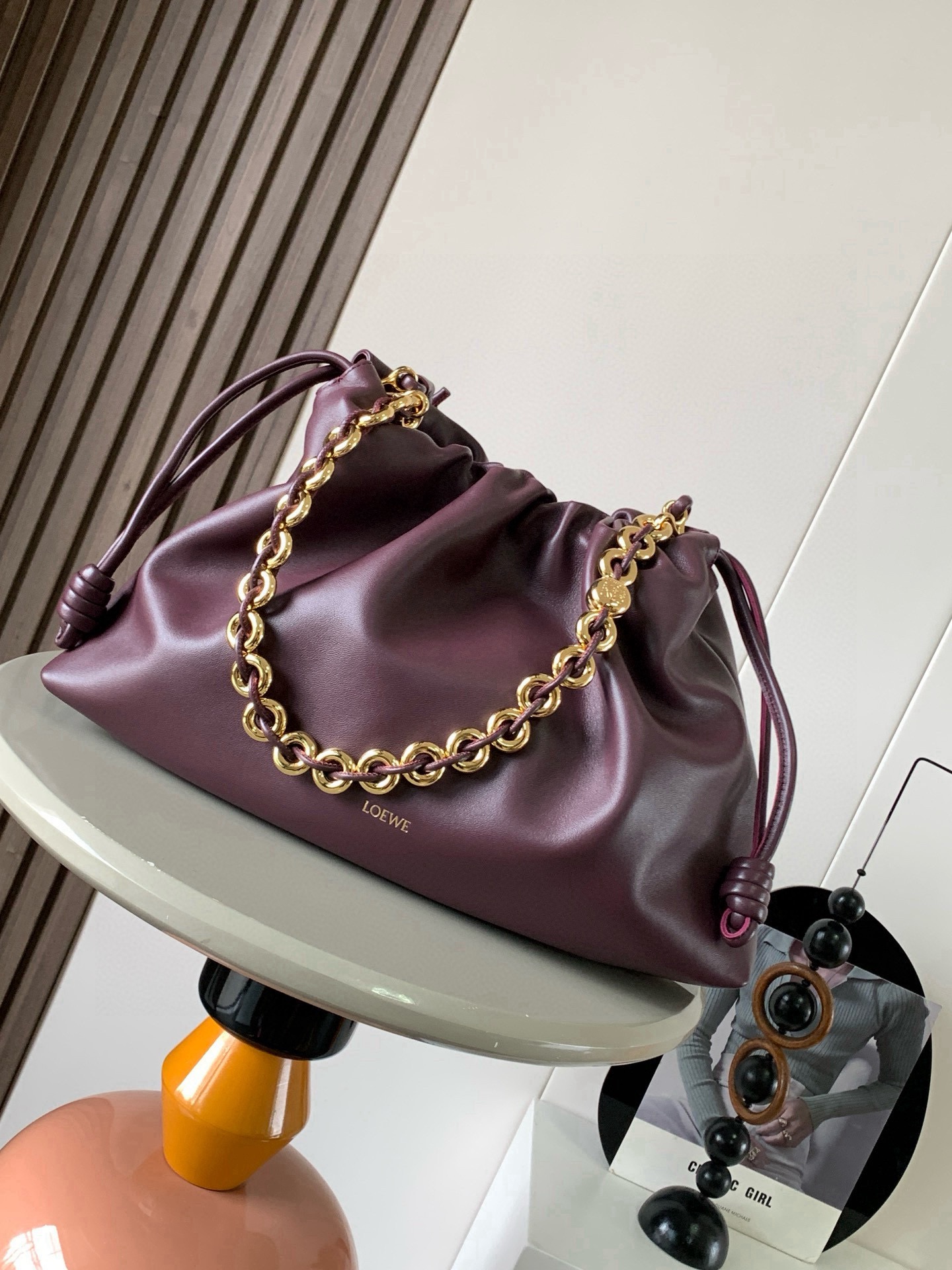 NO:854566,The star of the new product is the same large soft nappa sheep leather Flamenco Purse clutch. The Flamenco Purse clutch adopts a pleated design, inspired by the aesthetics of the Flamenco series. Key details such as the iconic knots and donut chains on both sides are reinterpreted in a wider proportion. This large version is made of soft nappa sheep leather and matched with tone-on-tone metal hardware.  Pebble ＊Exquisite magnetic buckle closure＊Suede lining＊LOEWE hot stamping color burgundy size 41cm～9cm～26cm style number 9088, Loewe, loewe, loewe, handbag, sheepskin19860909新品明星同款大号柔软纳帕羊皮革 Flamenco Purse手拿包Flamenco Purse 手拿包采用褶皱设计,灵感来自 Flamenco 系列美学,主要细节如两侧的标志性绳结和甜甜圈链条以更加宽大的比例重新演绎.此大号版本采用柔软纳帕羊皮革制成搭配同色系金属配件＊可肩背、斜挎或手提＊可拆卸可调节皮革肩带＊可拆卸甜甜圈链条饰以 Anagram Pebble ＊精妙磁扣开合＊绒面革衬里＊ LOEWE 烫金 颜色酒红色 尺寸41cm～9cm～26cm 款号9088,罗意威,loewe,loewe,handbag,sheepskin,Bag