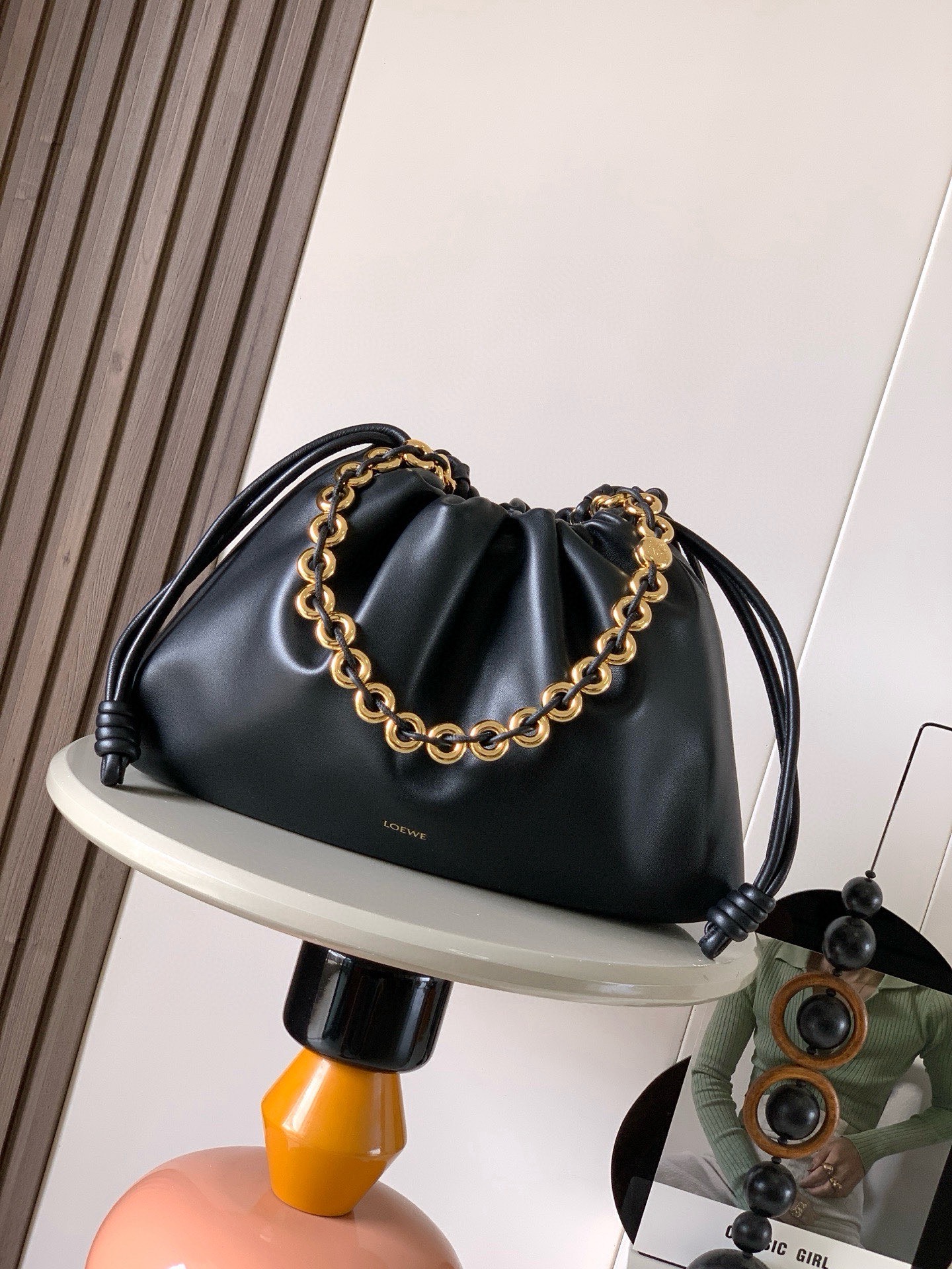 NO:854521,New Large Deer Leather Flamenco Purse Clutch Flamenco Purse features pleated sides with signature knots. This large version is made of deer leather. * Can be worn on the shoulder, cross-body or handheld * Detachable and adjustable leather shoulder strap * Durable, soft and shiny Detachable donut chain decorated with Anagram Pebble * Magnetic closure * Suede lining * LOEWE hot silver  Size 41cm～9cm～26cm Color black gold chain Style number 9088, Loewe, loewe, loewe, handbag19860909新款大号鹿皮革 Flamenco Purse 手拿包Flamenco Purse 采用褶皱设计侧面搭配标志性绳结此大号版本采用鹿皮革制成.＊可肩背、斜挎或手提＊可拆卸可调节皮革肩带＊耐磨耐造又软又有光泽可拆卸甜甜圈链条饰有 Anagram Pebble ＊磁扣开合＊绒面革衬里＊ LOEWE 烫银 尺寸41cm～9cm～26cm 颜色黑色金链 款号9088,罗意威,loewe,loewe,handbag,Bag